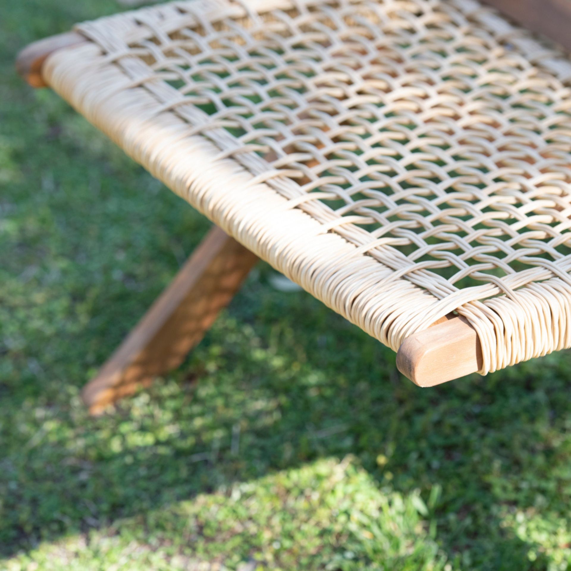 Butaca plegable de madera de acacia y ratán Amira 62x24x100cm