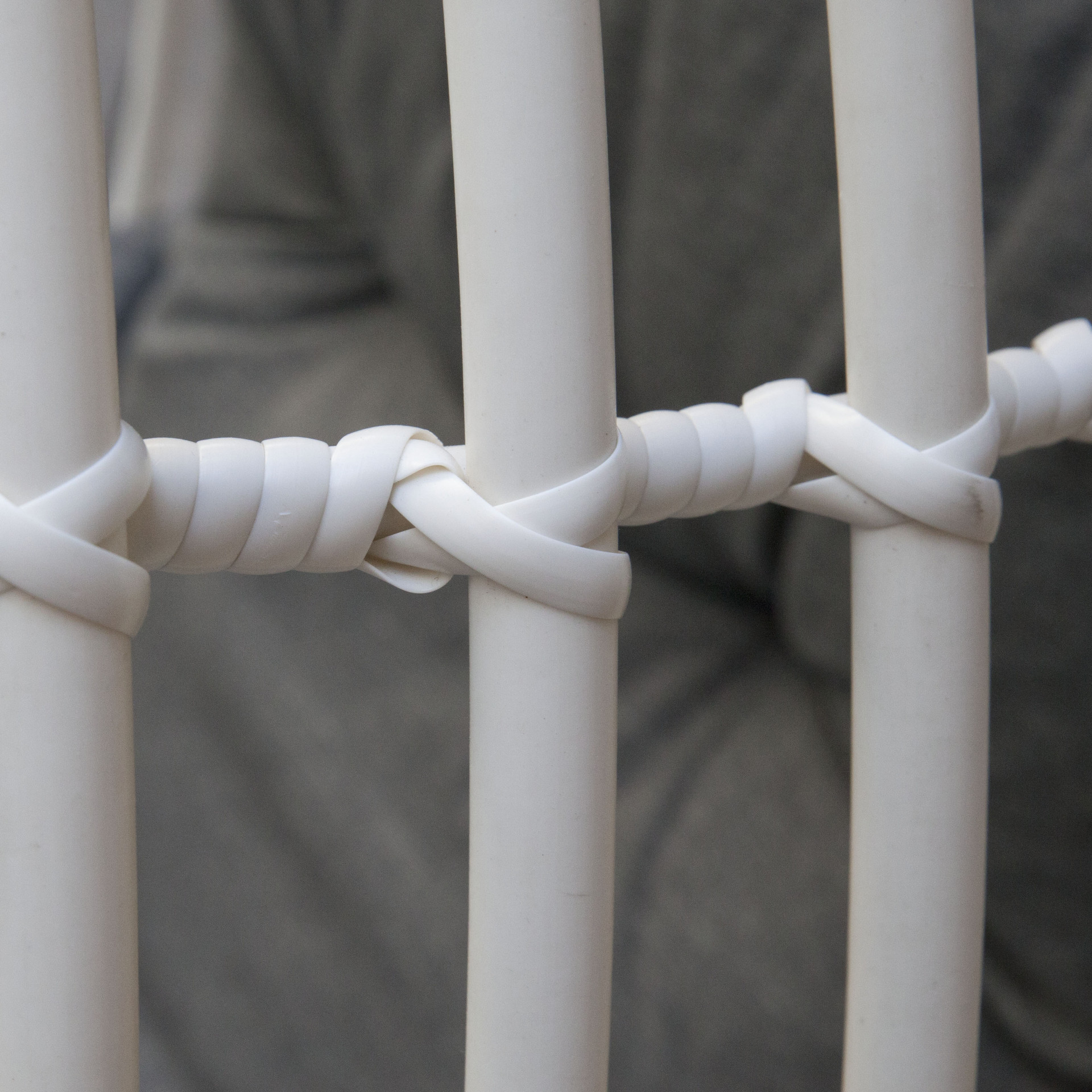 Sillón colgante blanco con cojín gris Summer 98x98x203 cm