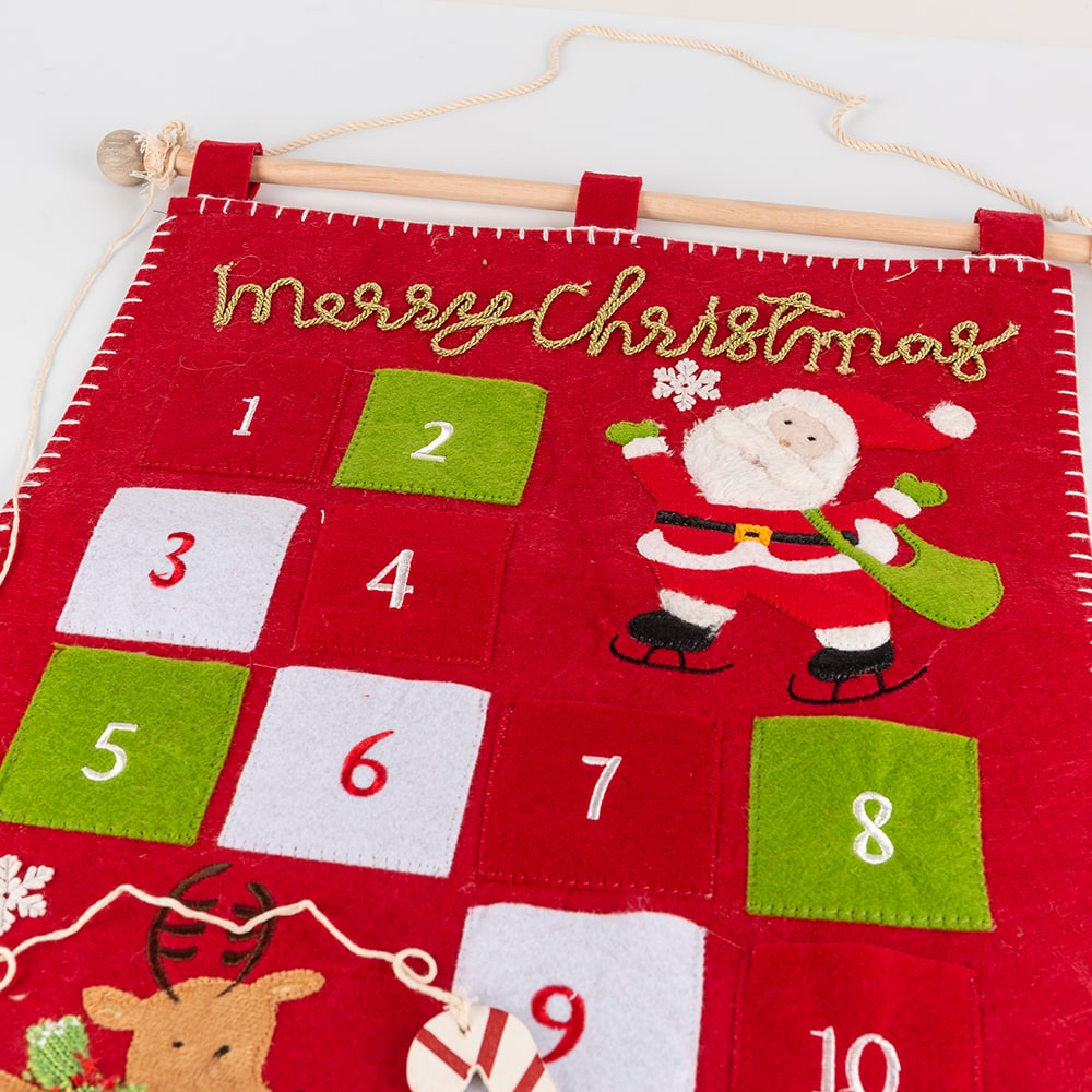 Calendario de adviento de fieltro rojo para colgar
