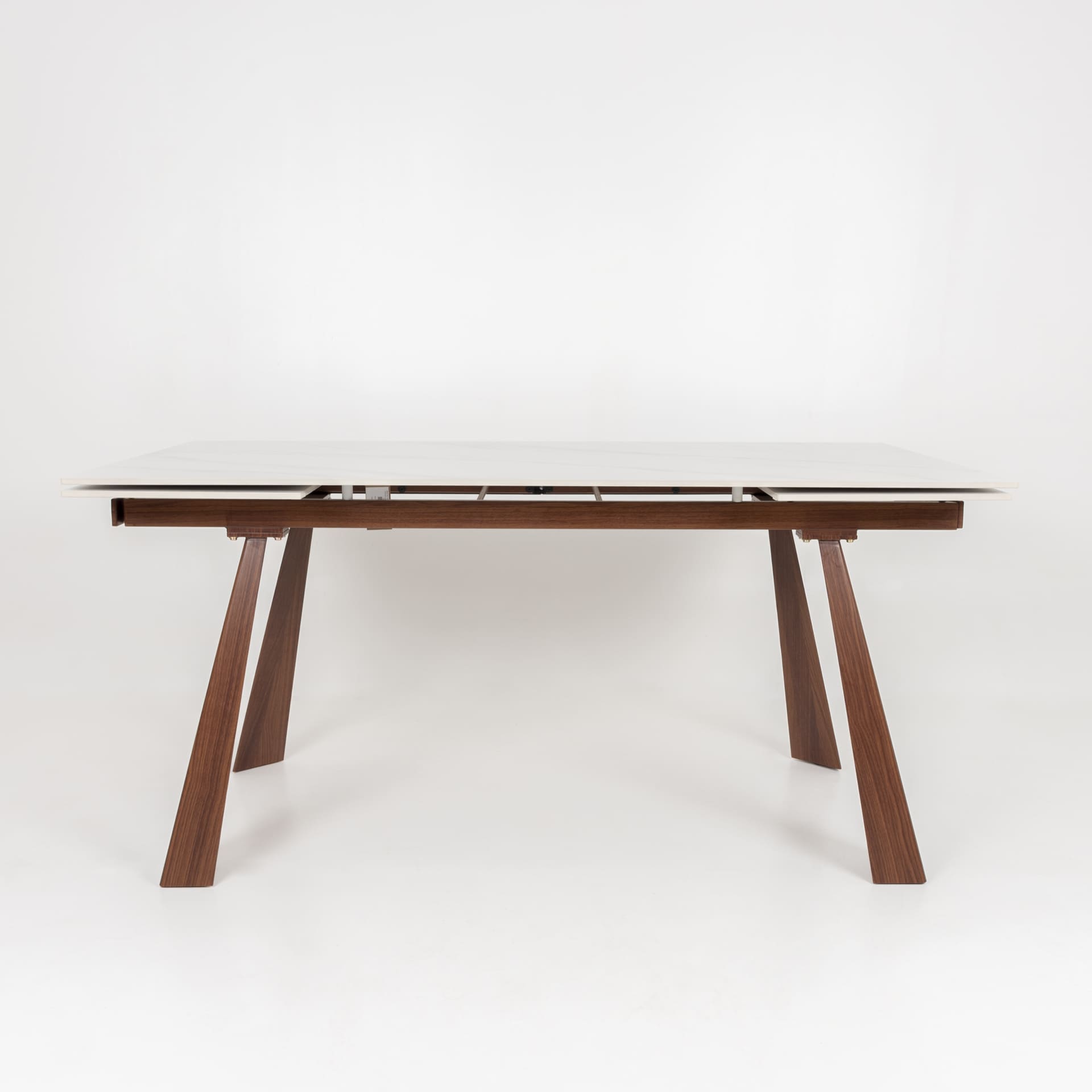 Mesa extensible con sobre porcel&aacute;nico y estructura de aluminio en color madera Arlon 160/240x90cm