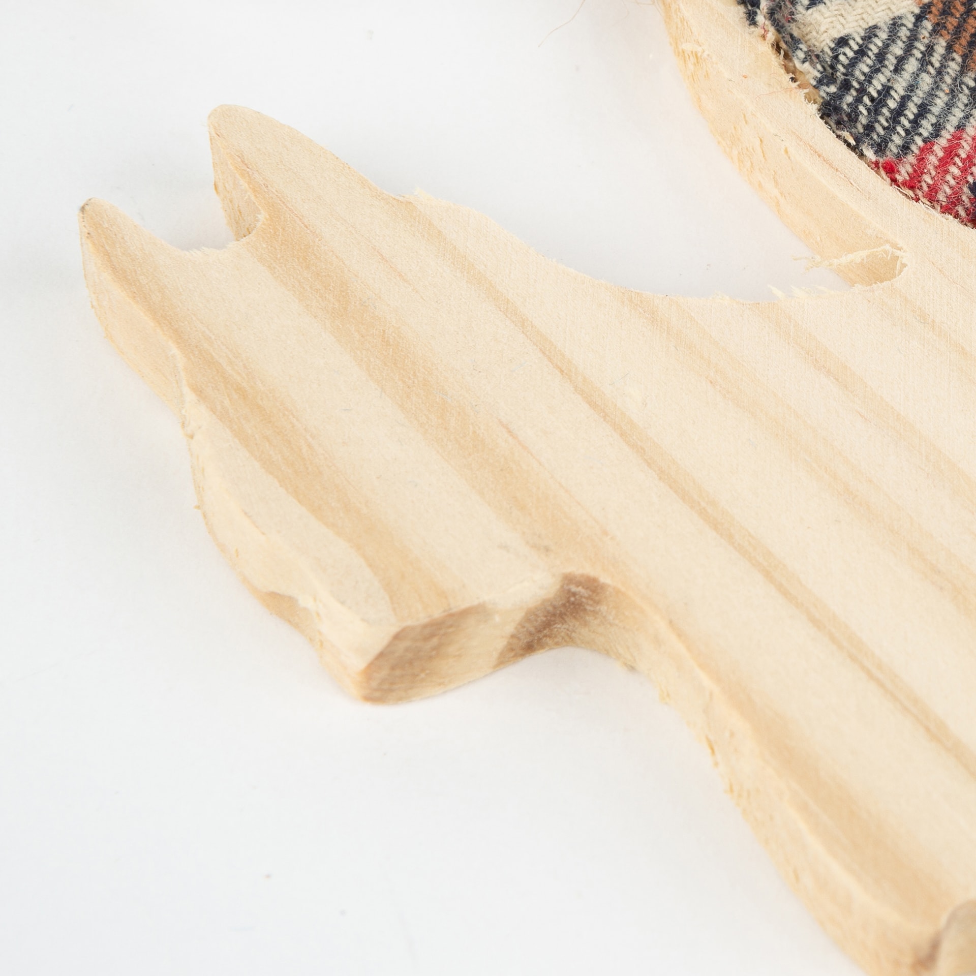 Adorno colgante de madera Ardilla con cuadros rojos 10cm