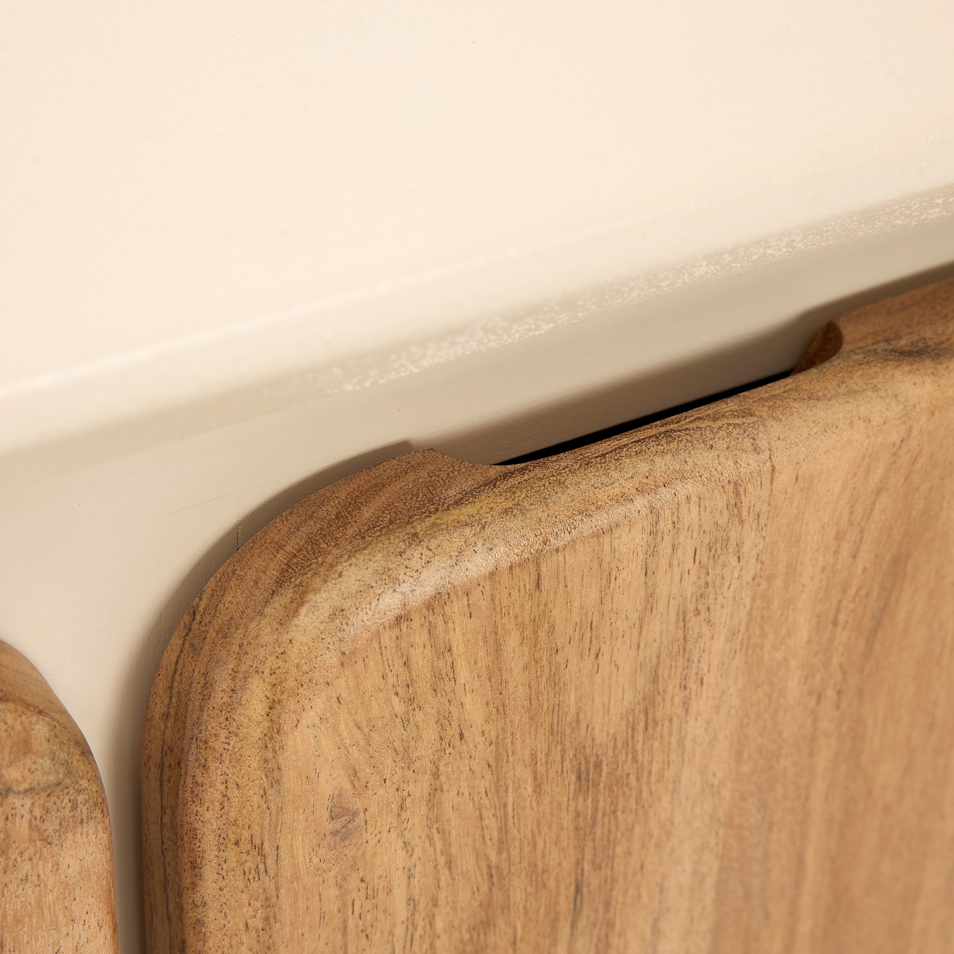 C&oacute;moda de microcemento y madera de acacia Kurli 90x43x80cm Clau&Chloe