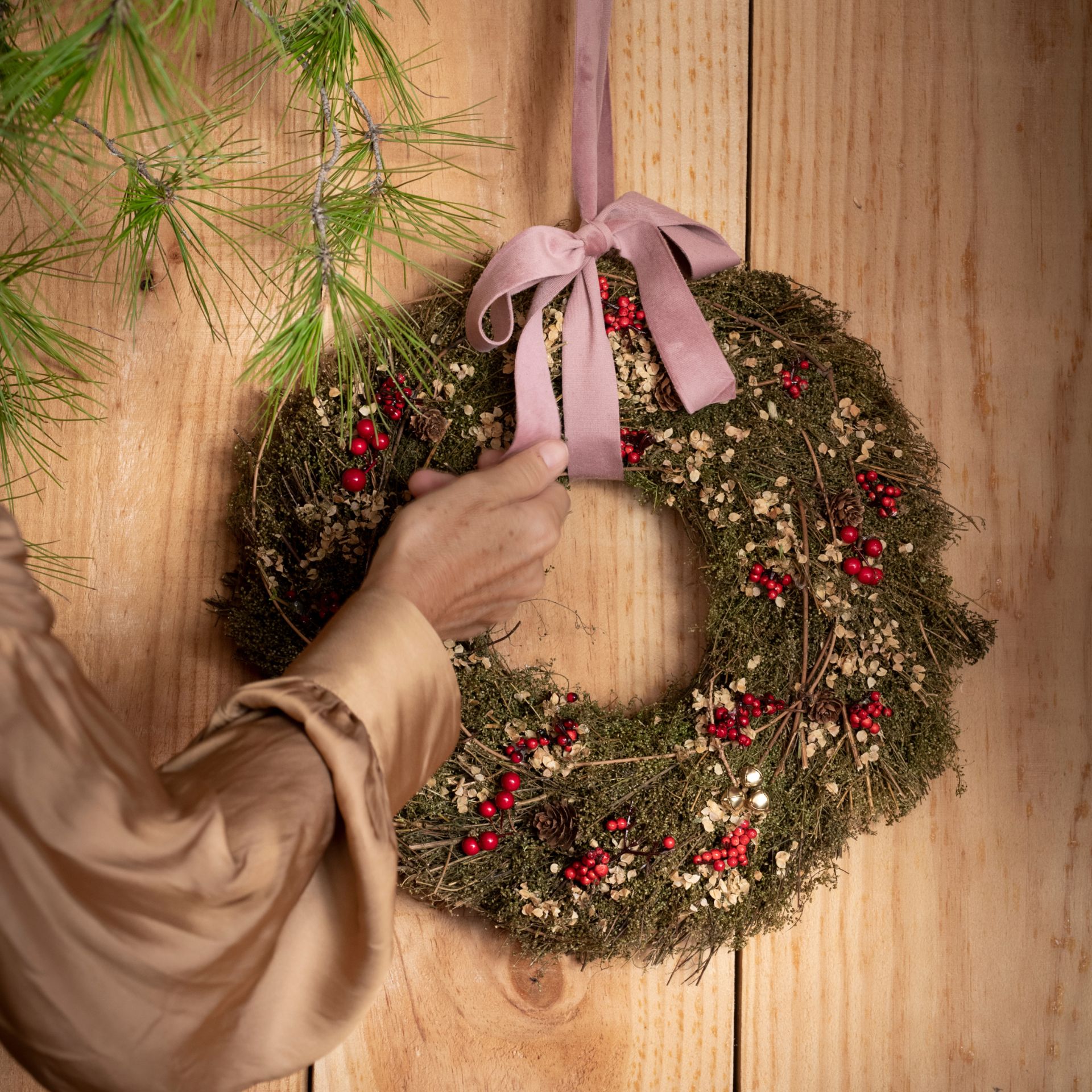 Corona decorativa bayas y pi&ntilde;as &Oslash;33cm