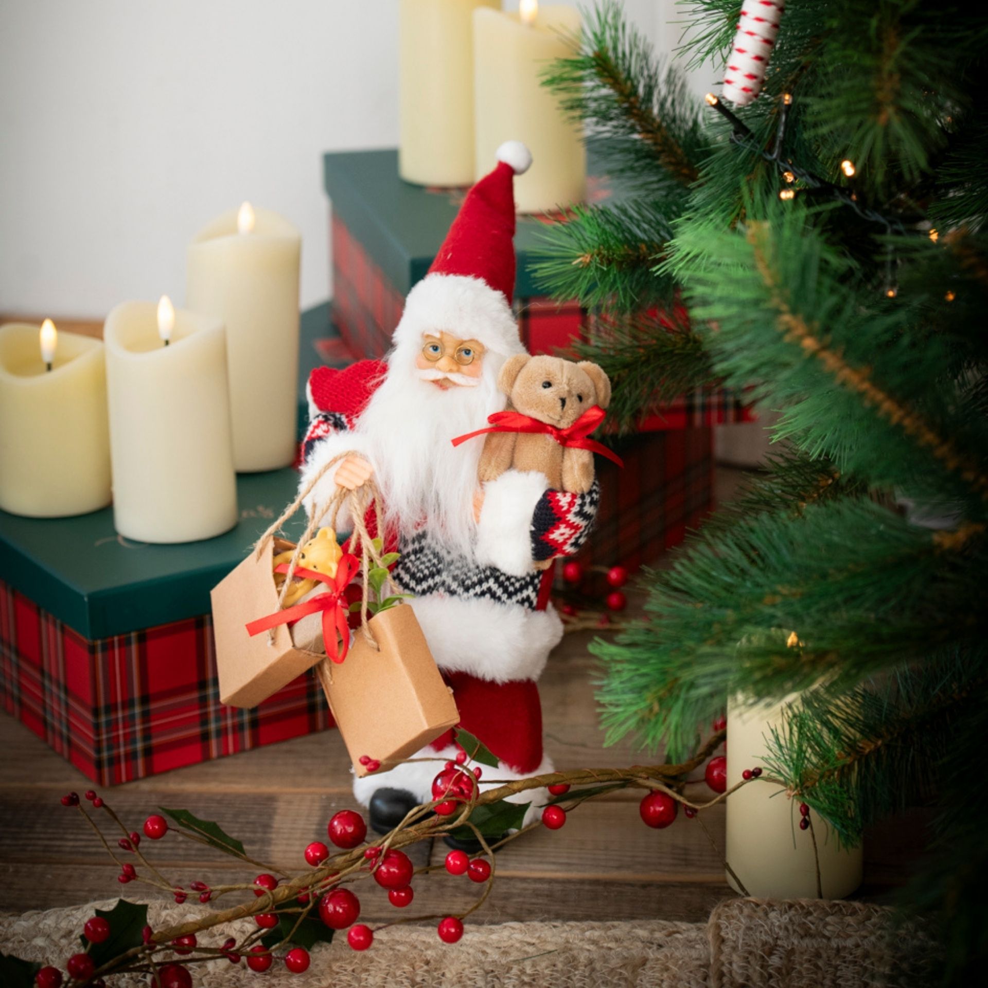 Figura decorativa Santa Claus con bolsa regalos y peluche 30cm