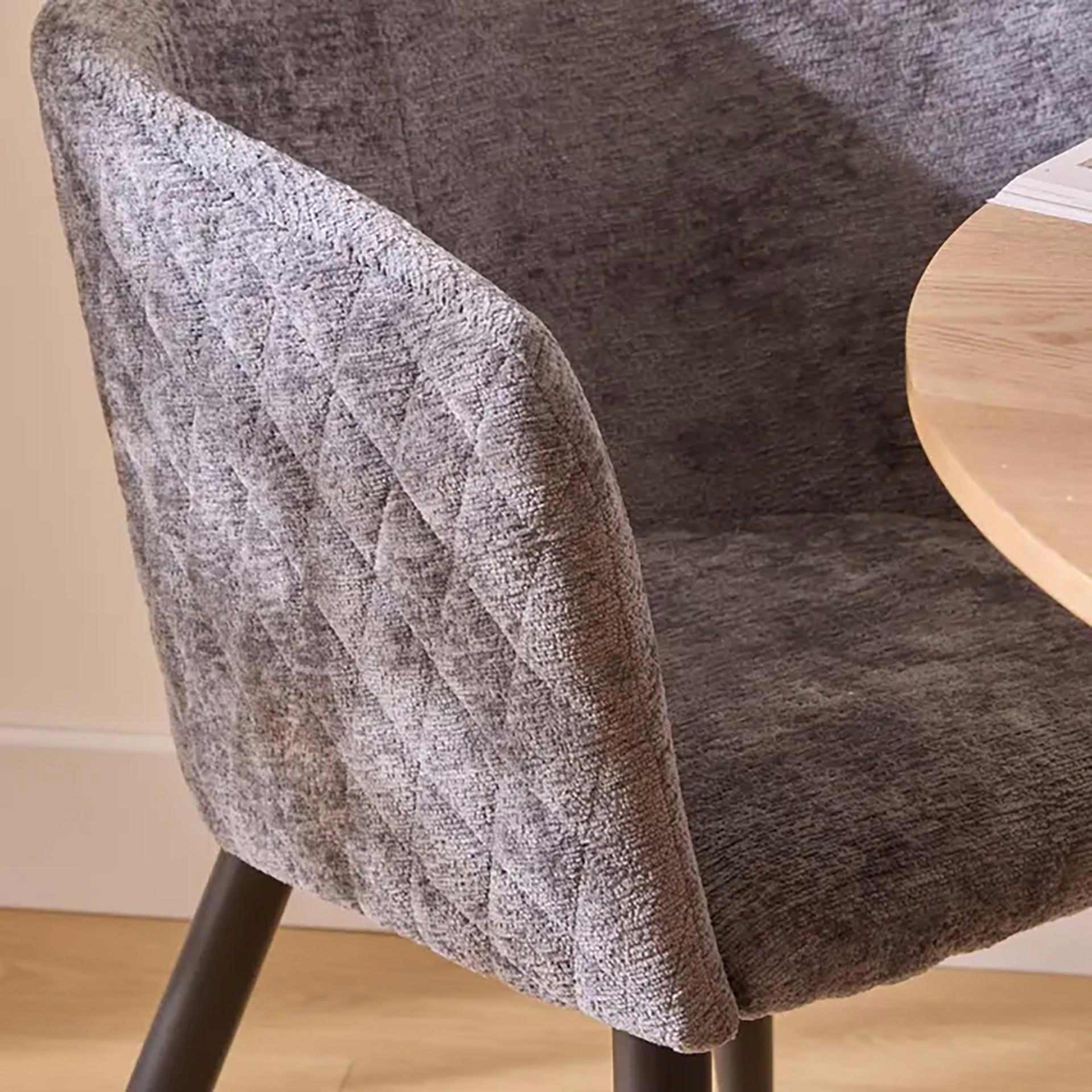 Sill&oacute;n de comedor gris de chenilla con patas negras Zarel 