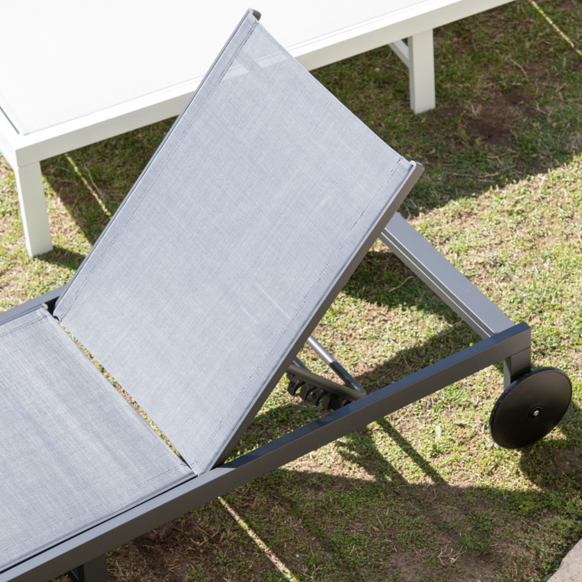 Tumbona reclinable de aluminio con ruedas gris 64x200x89cm