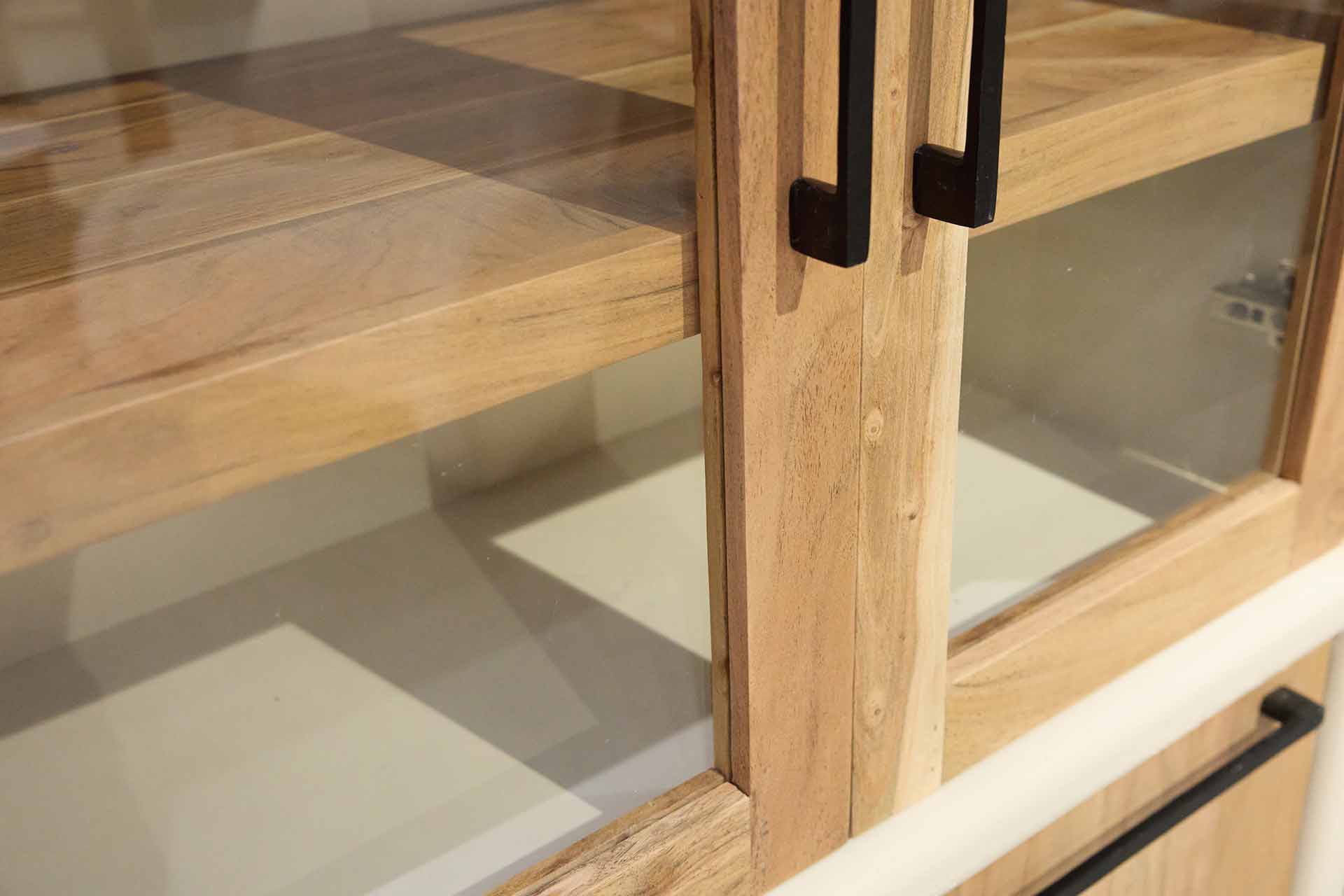 Vitrina de microcemento y madera Kurli 90x43x170 Clau&Chloe