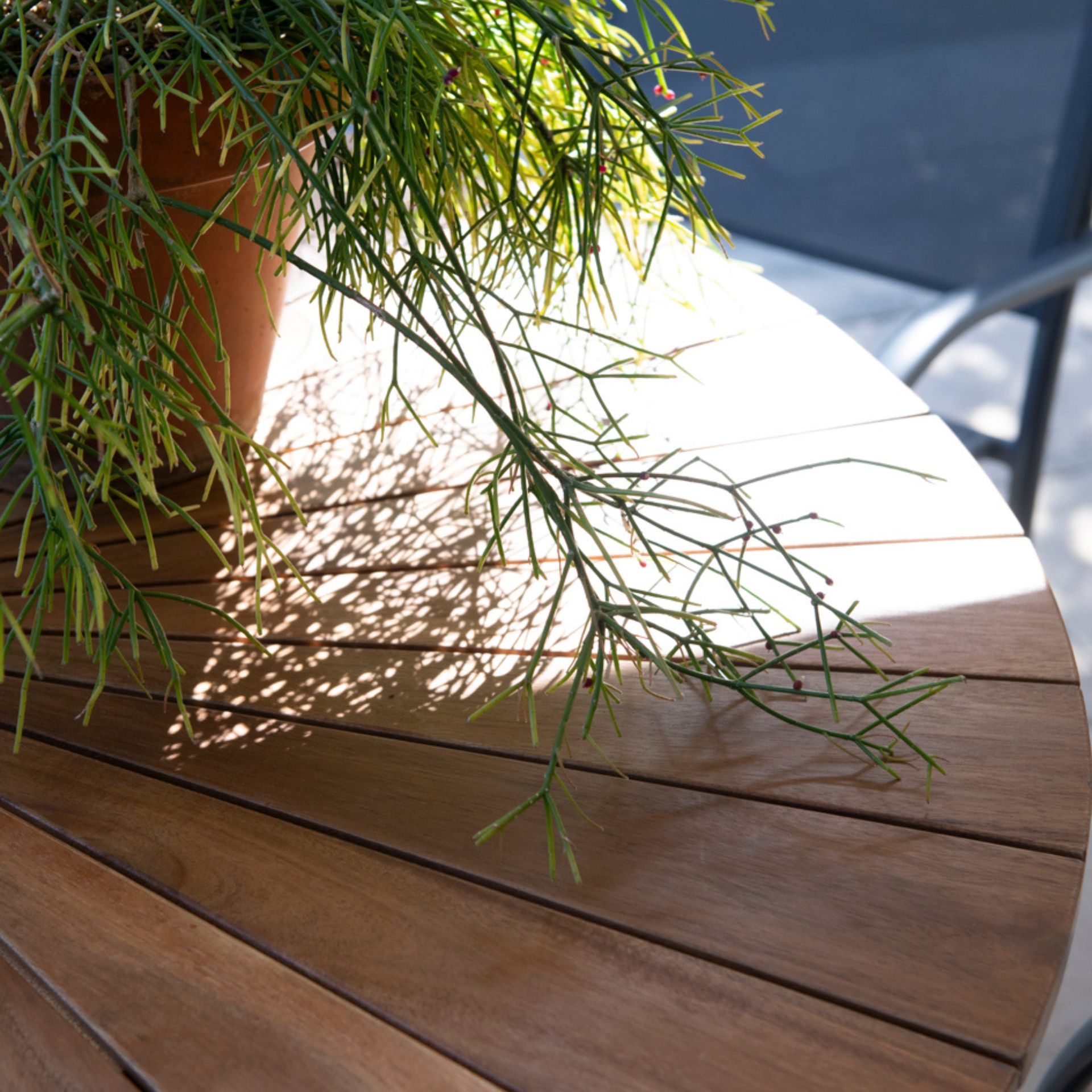 Mesa de jard&iacute;n de madera de acacia y aluminio &Oslash;120cmx75cm