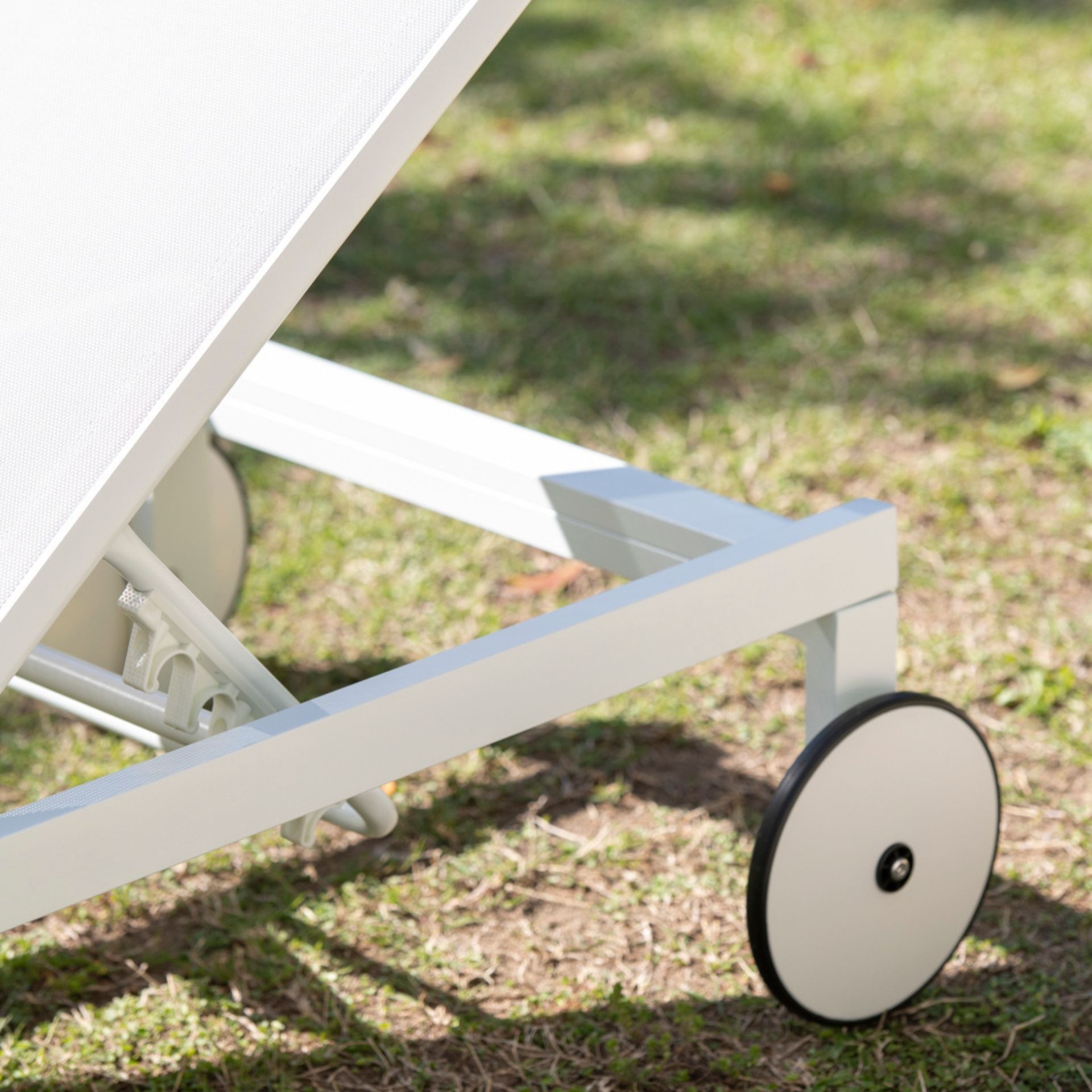 Tumbona reclinable de aluminio con ruedas blanca 64x200x89cm