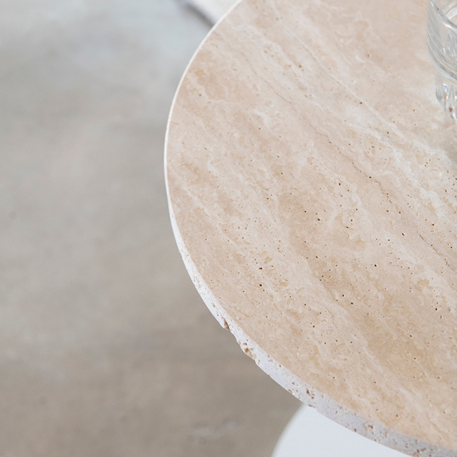 Mesa auxiliar de travertino y metal blanca Travertine &Oslash;40x45cm