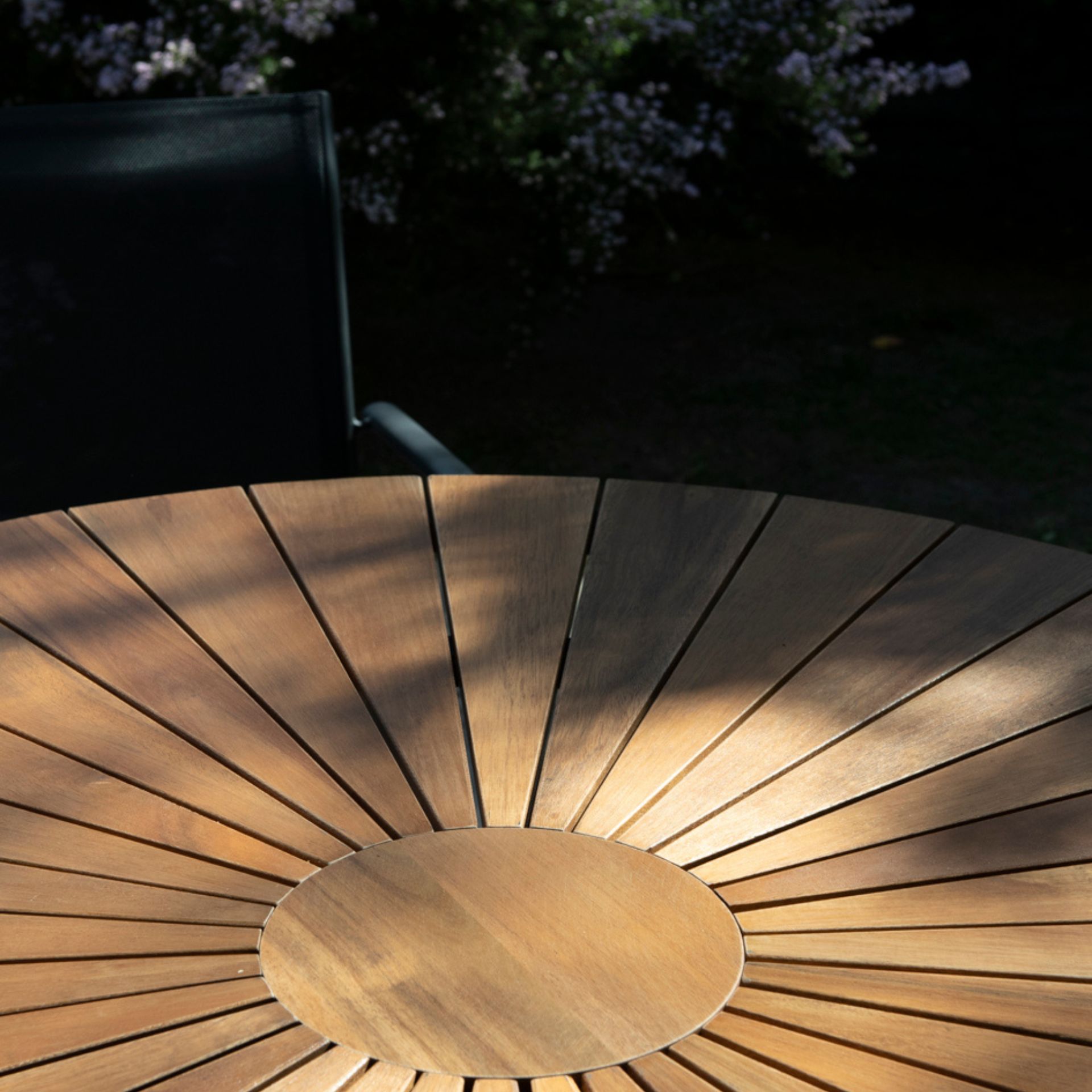 Mesa de jard&iacute;n de madera de acacia y aluminio &Oslash;120cmx75cm