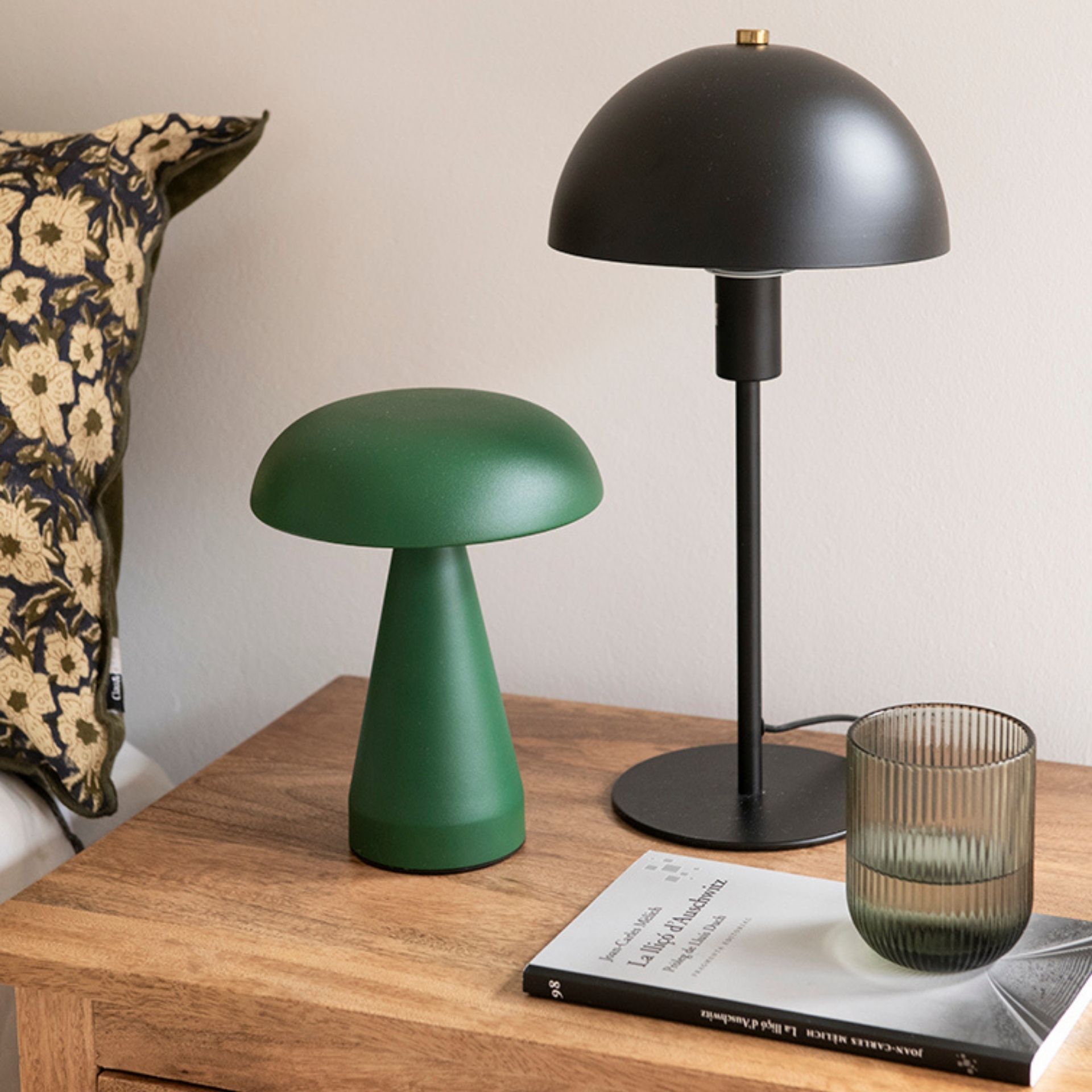 L&aacute;mpara de mesa negra de metal Jeyne 18x36cm