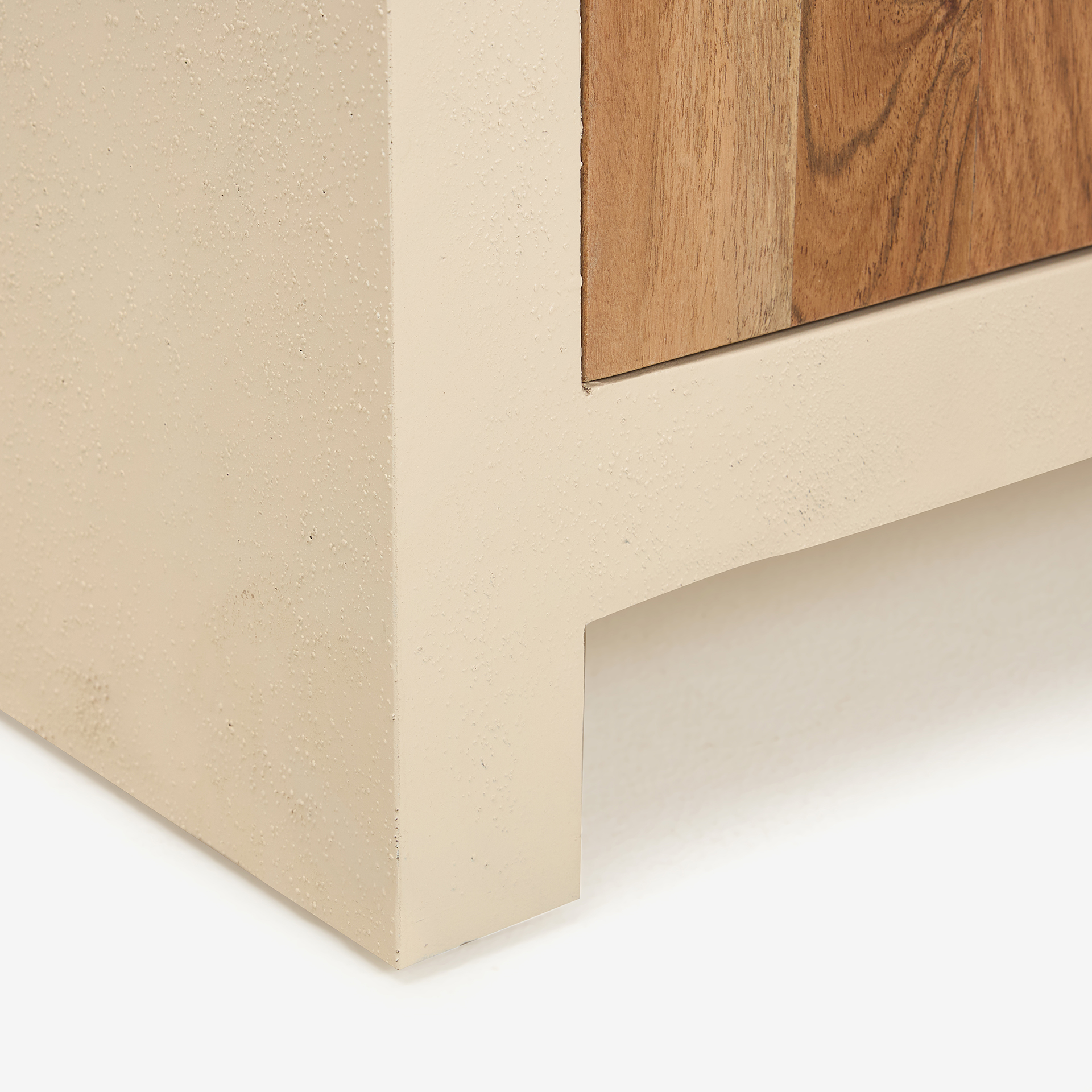 C&oacute;moda de microcemento y madera de acacia Kurli 90x50x78 Clau&Chloe