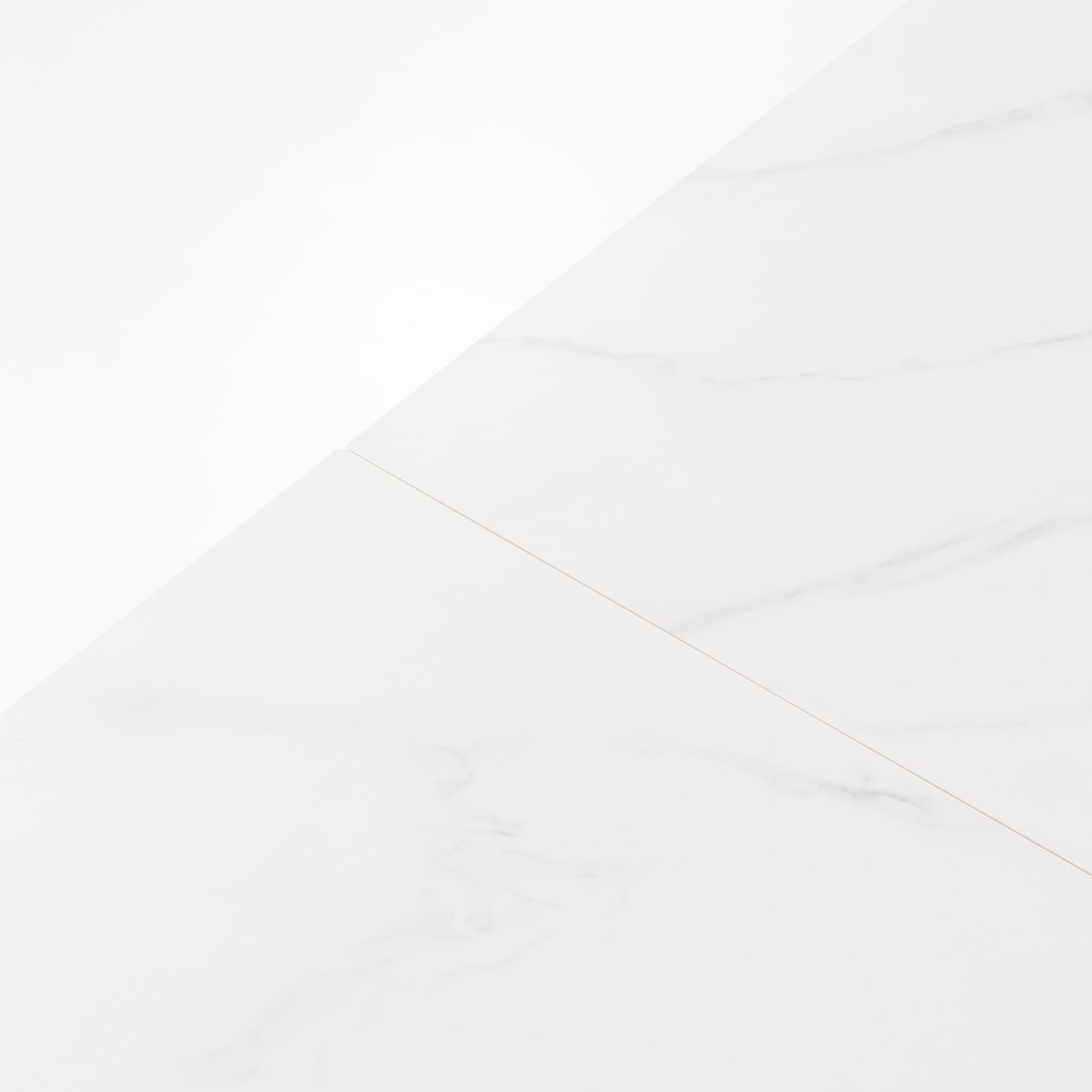 Mesa extensible con sobre porcel&aacute;nico y estructura de aluminio en color madera Arlon 160/240x90cm