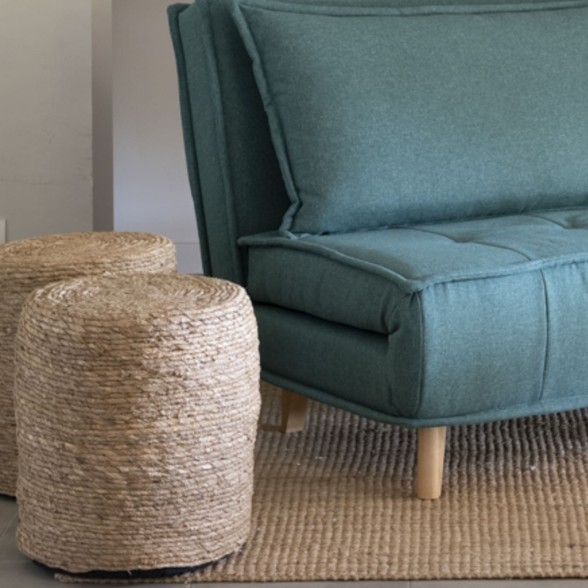 Puf de junco marr&oacute;n Adie &Oslash;34x42cm