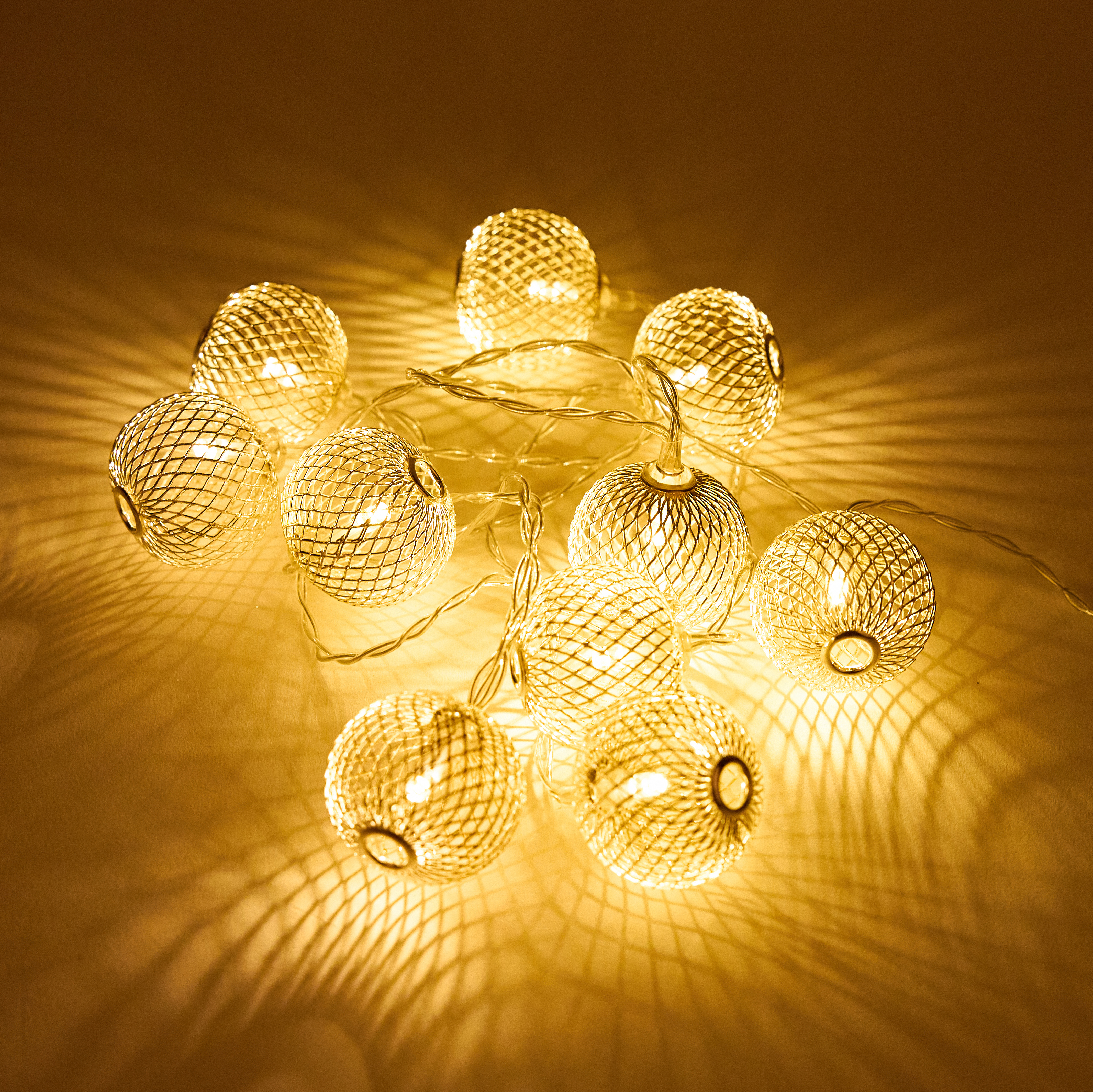Guirnalda de luces con 10 bolas LED plateadas