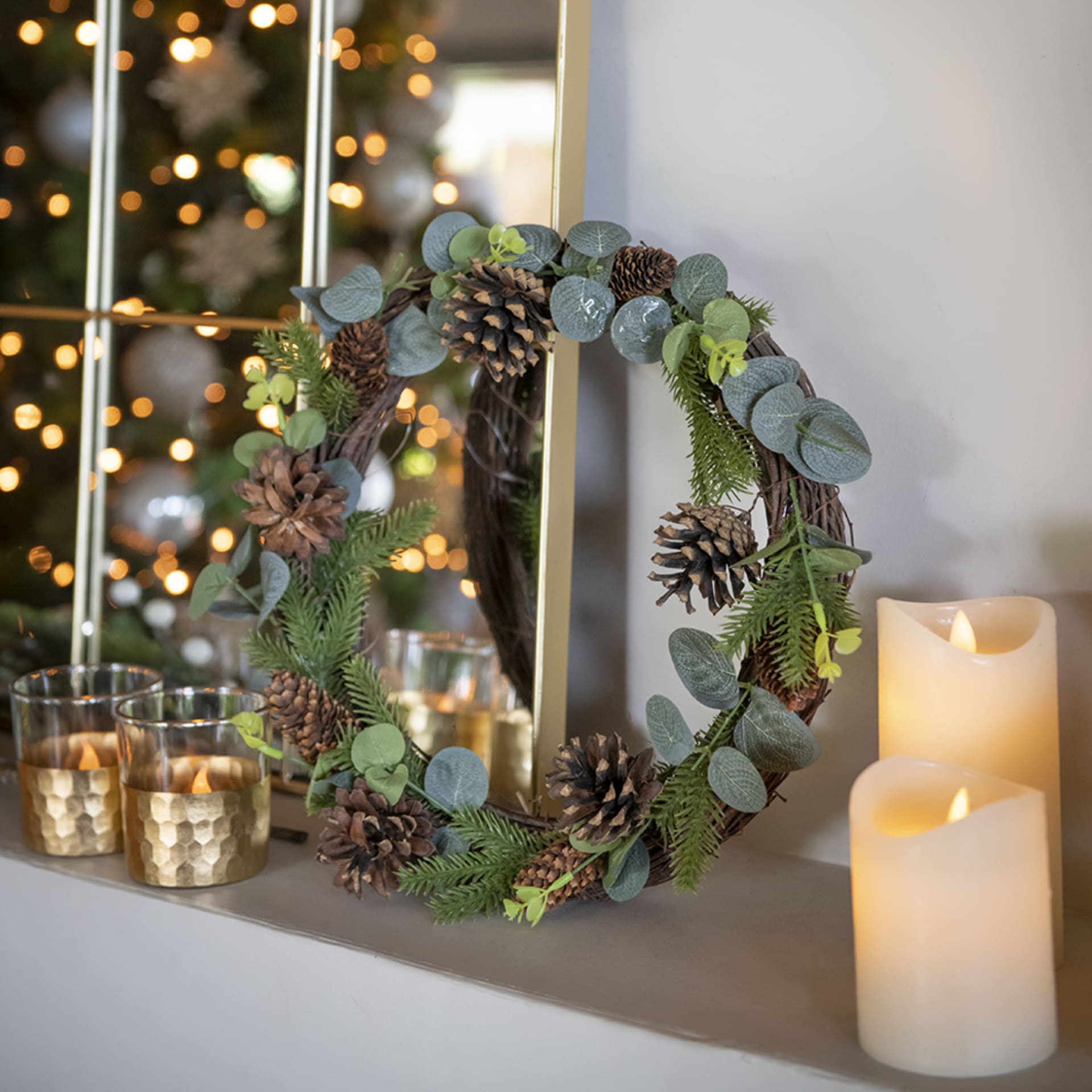 Corona de Navidad de pi&ntilde;as 30cm