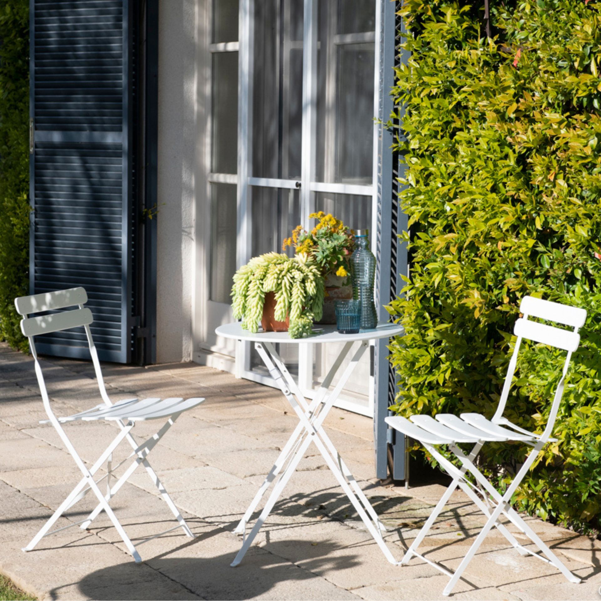 Set de jard&iacute;n plegable de mesa y 2 sillas de acero blanco Bistro