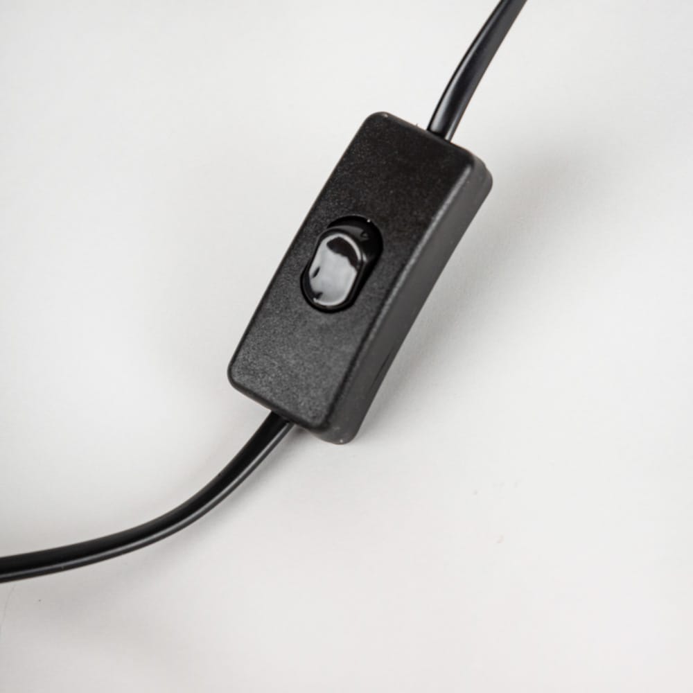 Lámpara de mesa trípode negra de metal