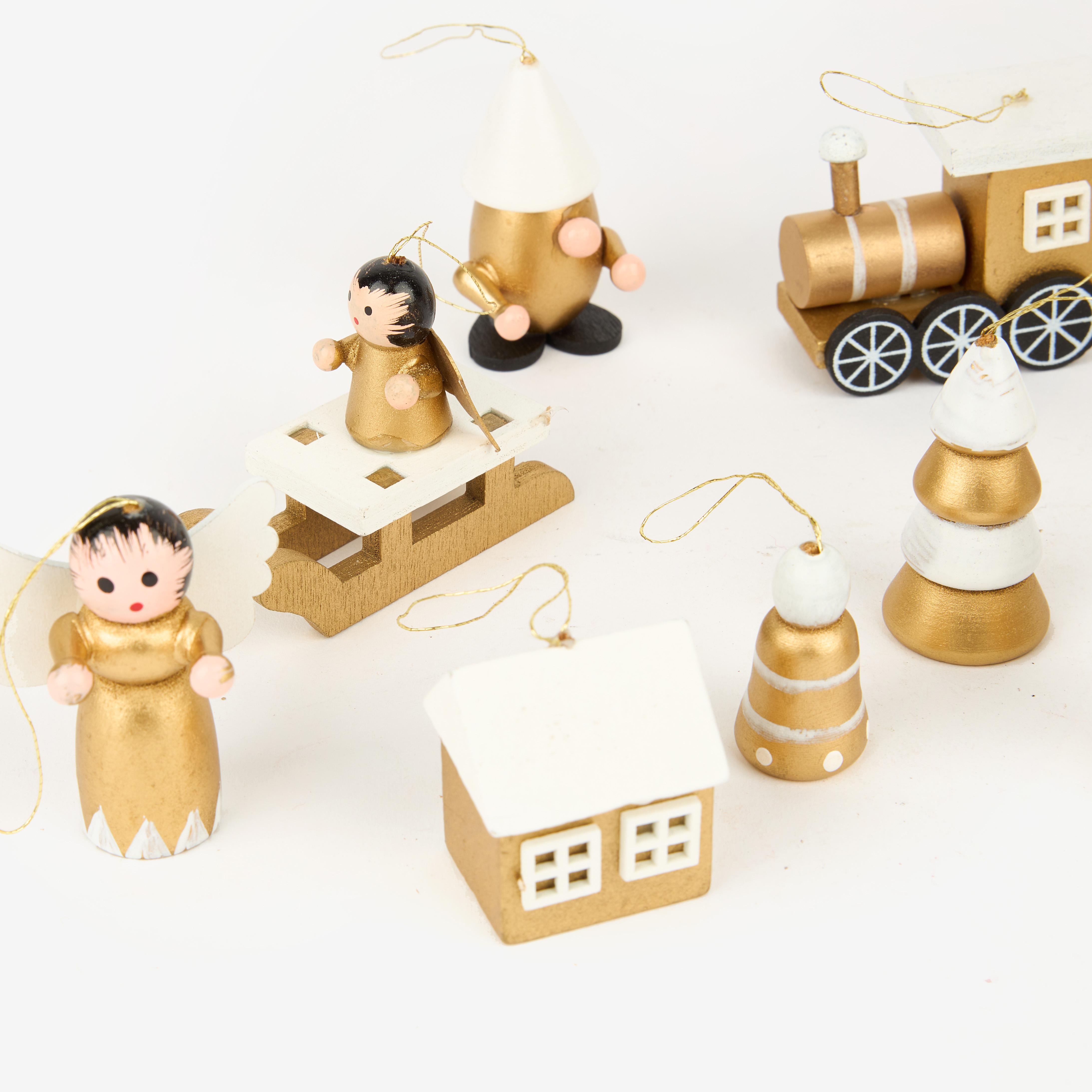 Set de 12 adornos colgantes de madera dorados
