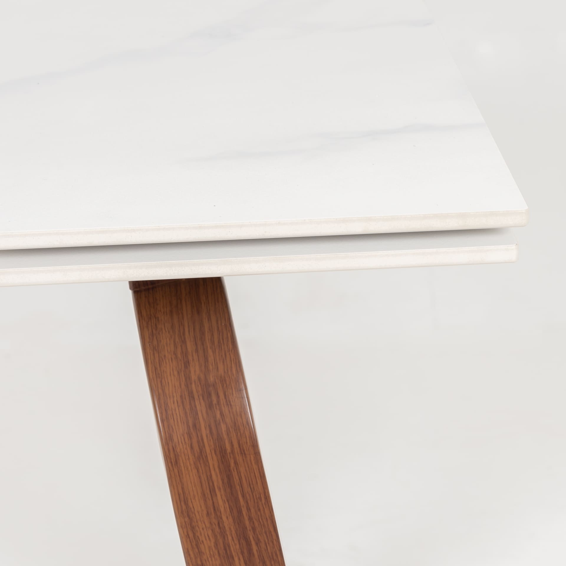 Mesa extensible con sobre porcel&aacute;nico y estructura de aluminio en color madera Arlon 140/200x80cm