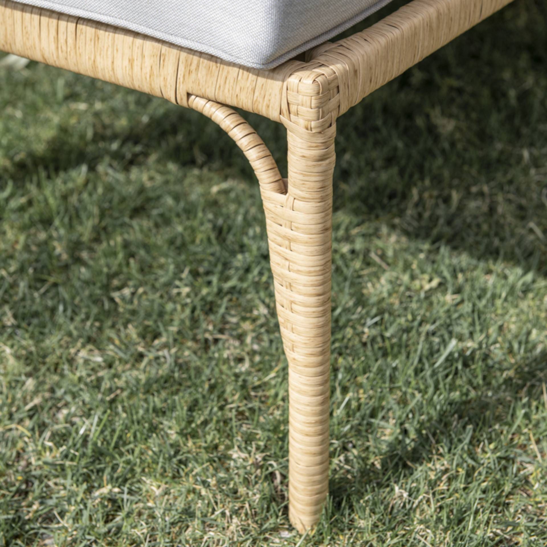 Sof&aacute; de jard&iacute;n chaise longue con puf de rat&aacute;n sint&eacute;tico Balos