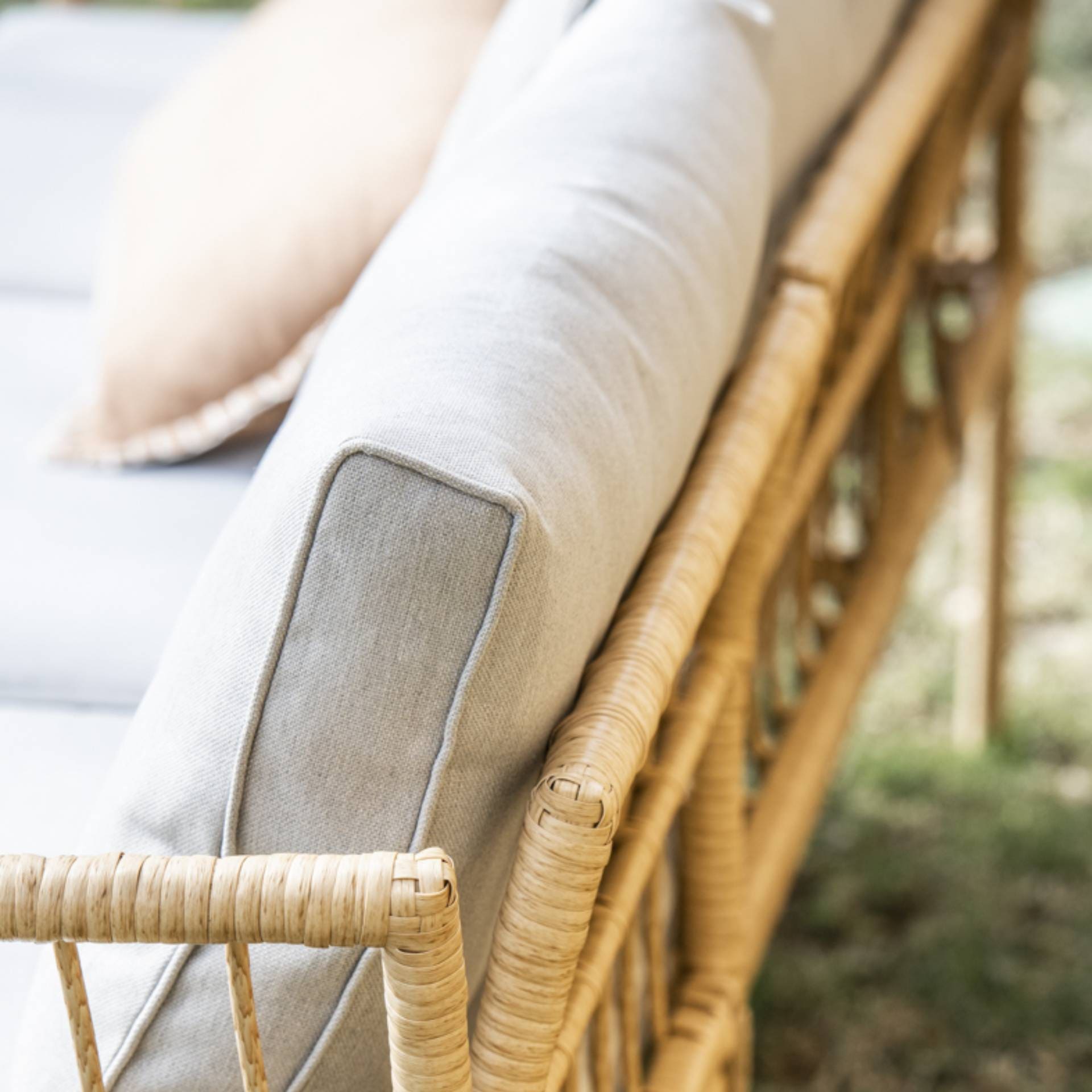 Sof&aacute; de jard&iacute;n chaise longue con puf de rat&aacute;n sint&eacute;tico Balos