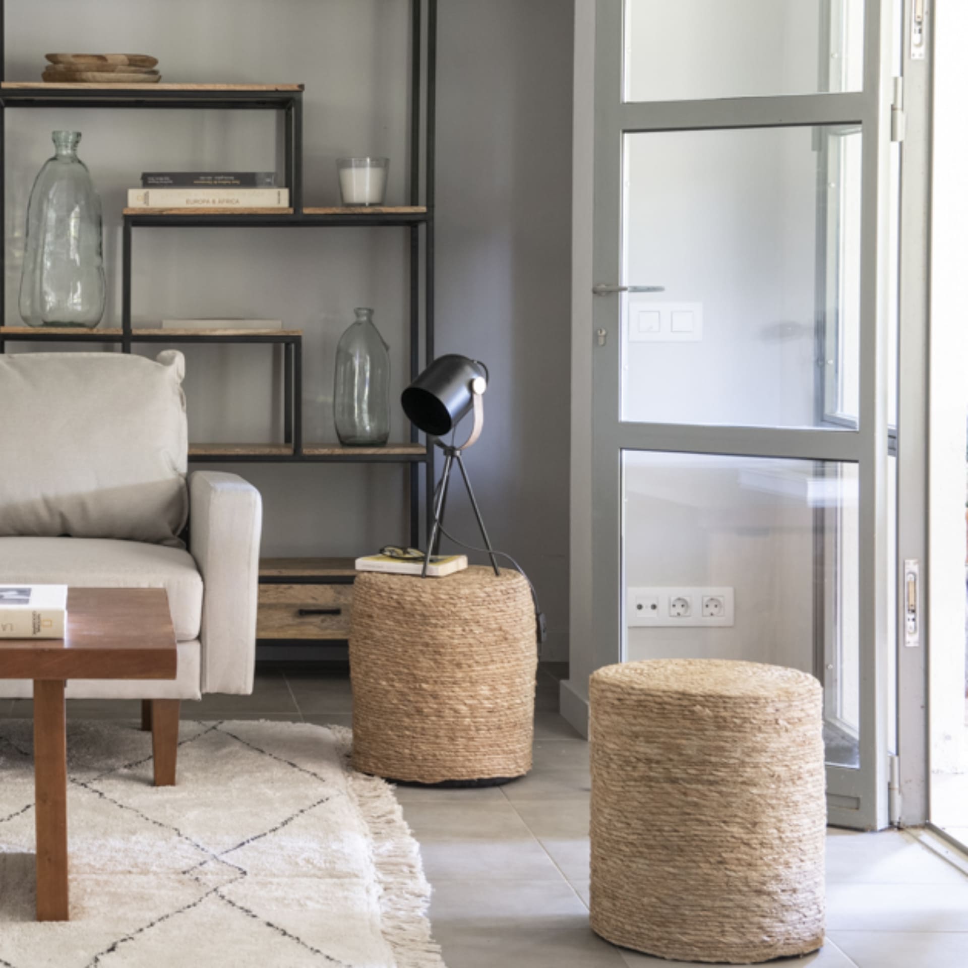 Puf de junco marr&oacute;n Adie &Oslash;34x42cm