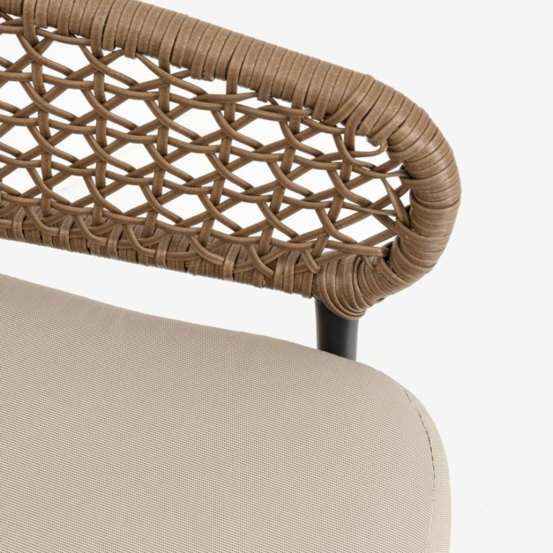 Silla para interior y exterior de rat&aacute;n sint&eacute;tico con coj&iacute;n Deia 57x61x74cm