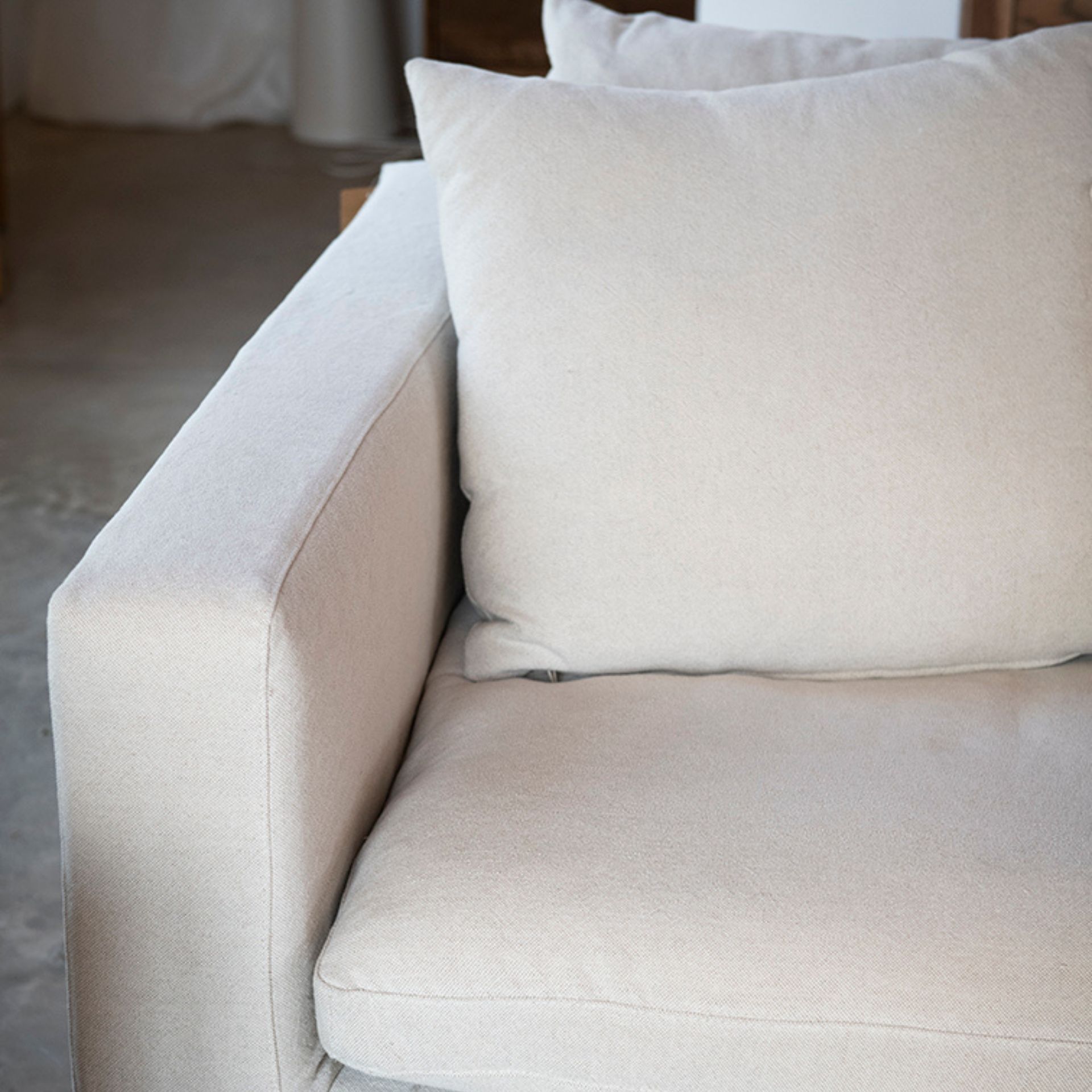 Sofá de 3 plazas de lino beige Aiden 220x110x80 Clau&Chloe