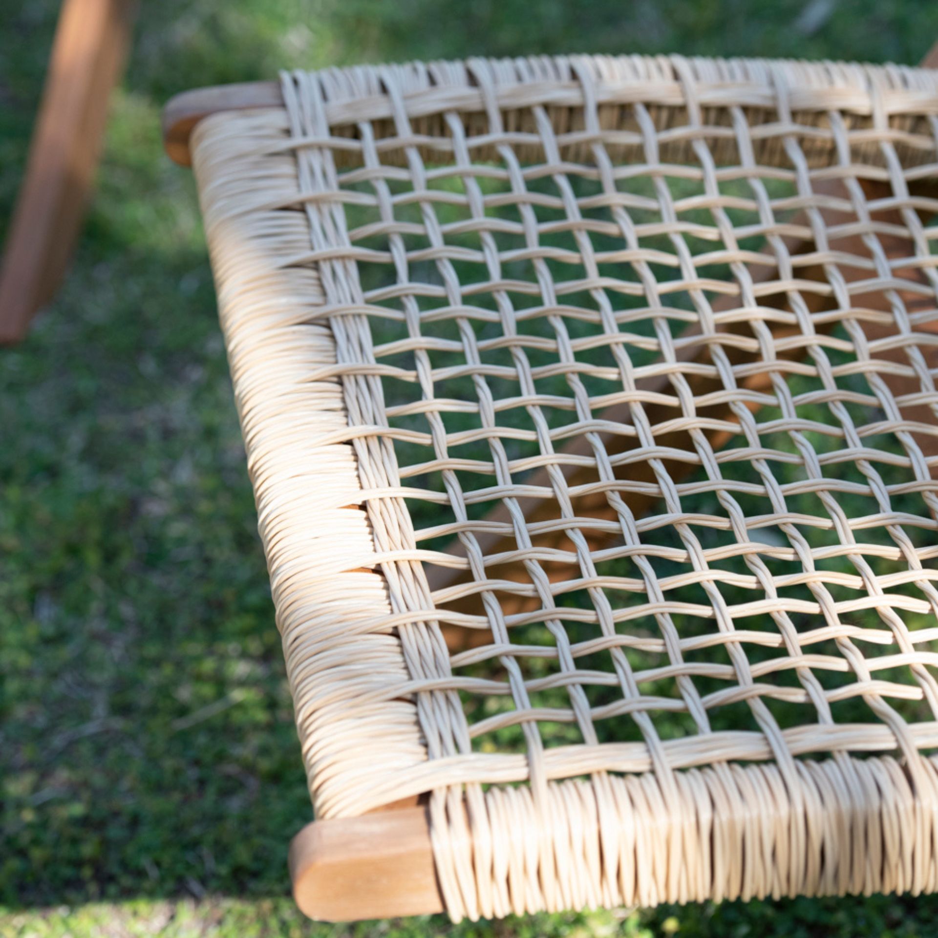 Butaca plegable de madera de acacia y ratán Amira 62x24x100cm