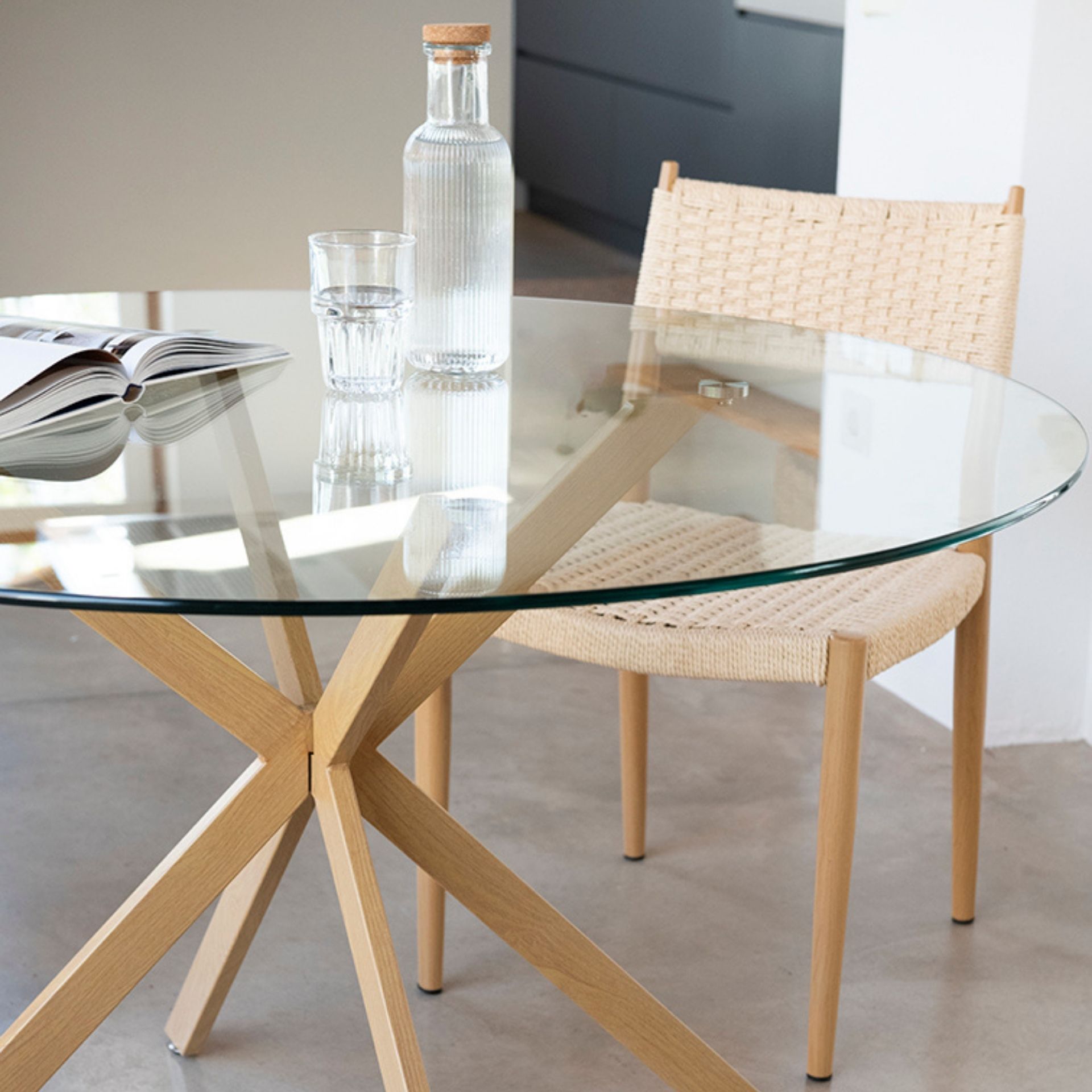 Mesa de comedor de cristal con patas de madera natural Fita &Oslash;120x75cm