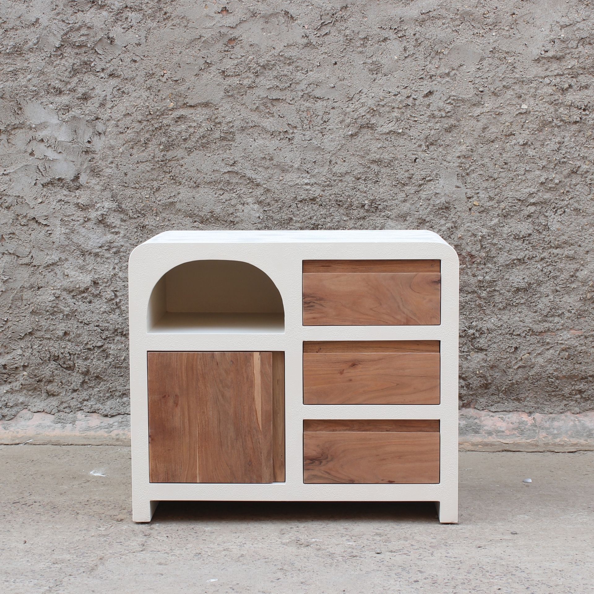 C&oacute;moda de microcemento y madera de acacia Kurli 90x50x78 Clau&Chloe