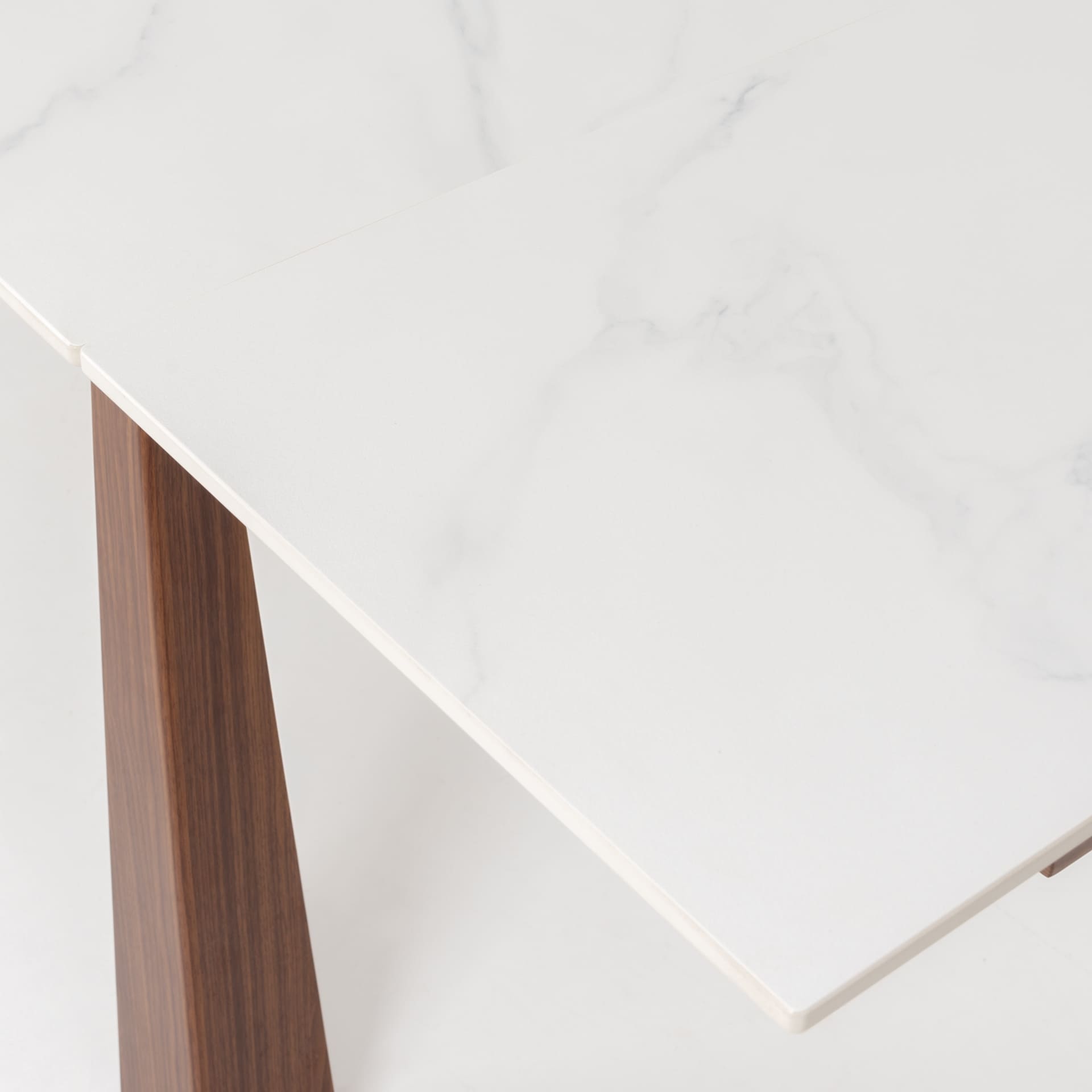 Mesa extensible con sobre porcel&aacute;nico y estructura de aluminio en color madera Arlon 160/240x90cm