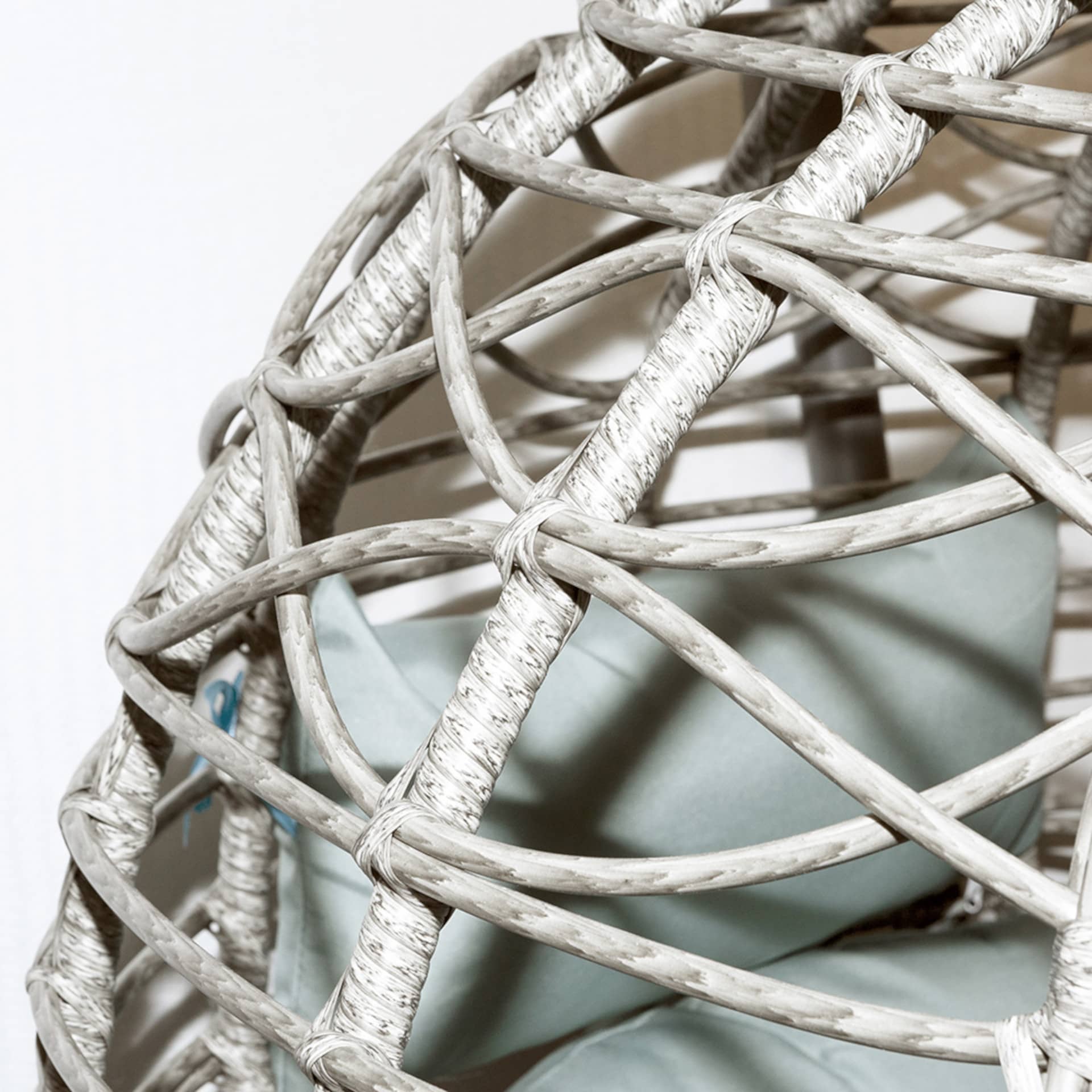 Sillón colgante de jardín con cojín y reposapiés de ratán sintético Cozumel 120x103x190cm Clau&Chloe