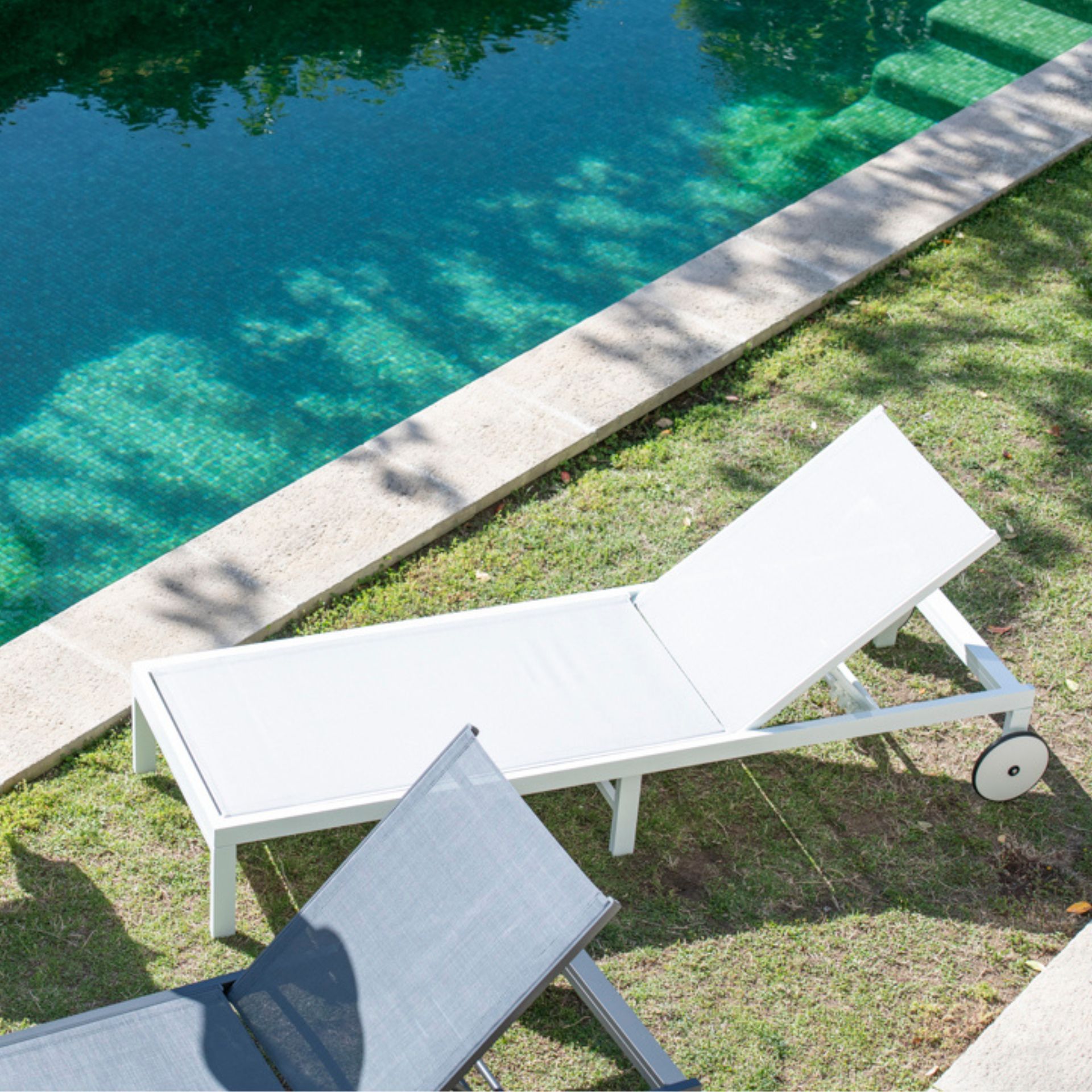 Tumbona reclinable de aluminio con ruedas blanca 64x200x89cm