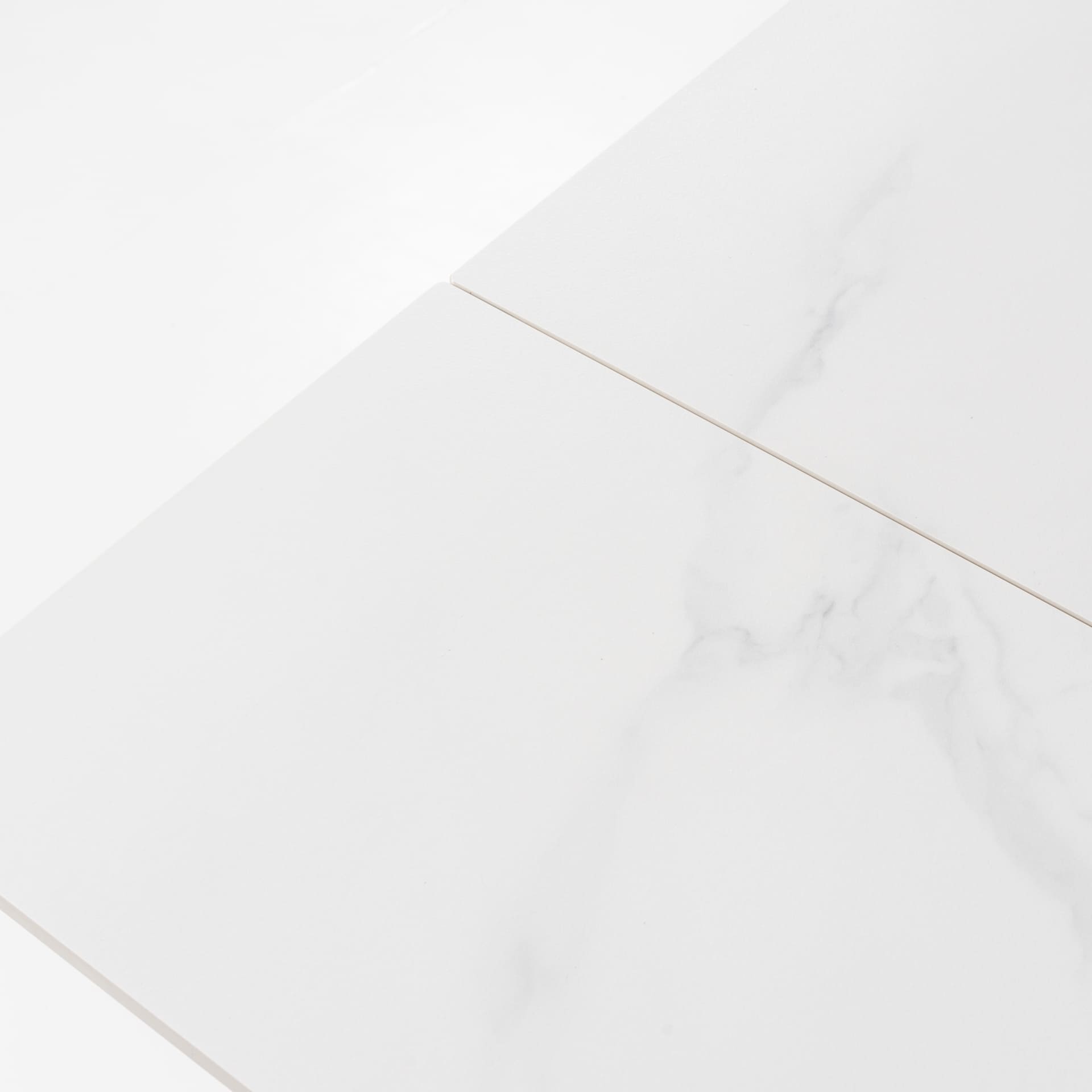 Mesa extensible con sobre porcel&aacute;nico y estructura de aluminio en color madera Arlon 140/200x80cm