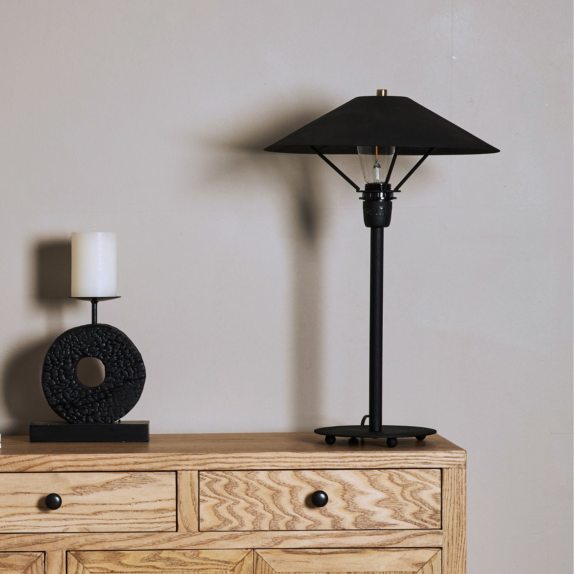 L&aacute;mpara de mesa negra Biruta &Oslash;35x51cm