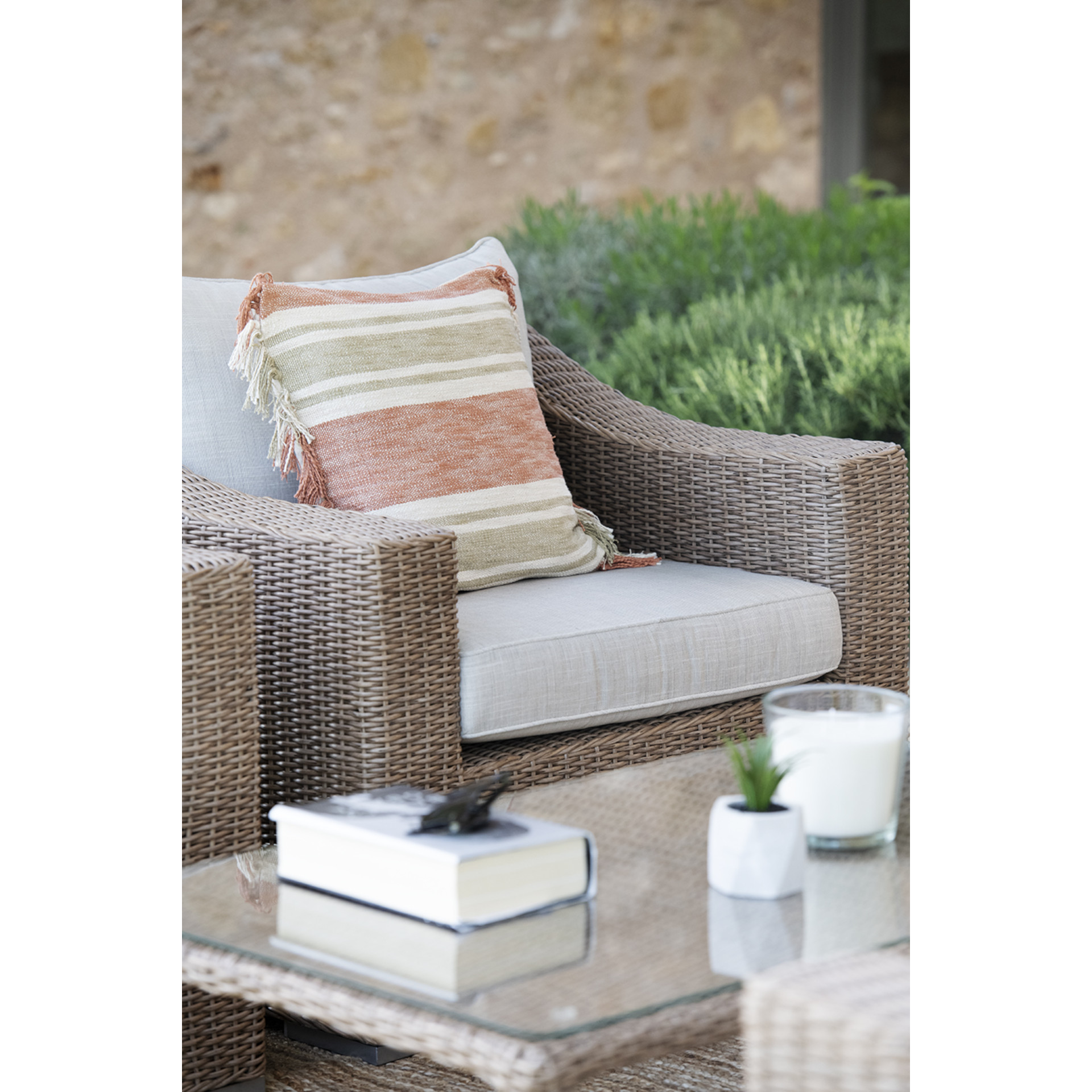 Set de jard&iacute;n de 4 piezas de rat&aacute;n sint&eacute;tico beige Zanz&iacute;bar