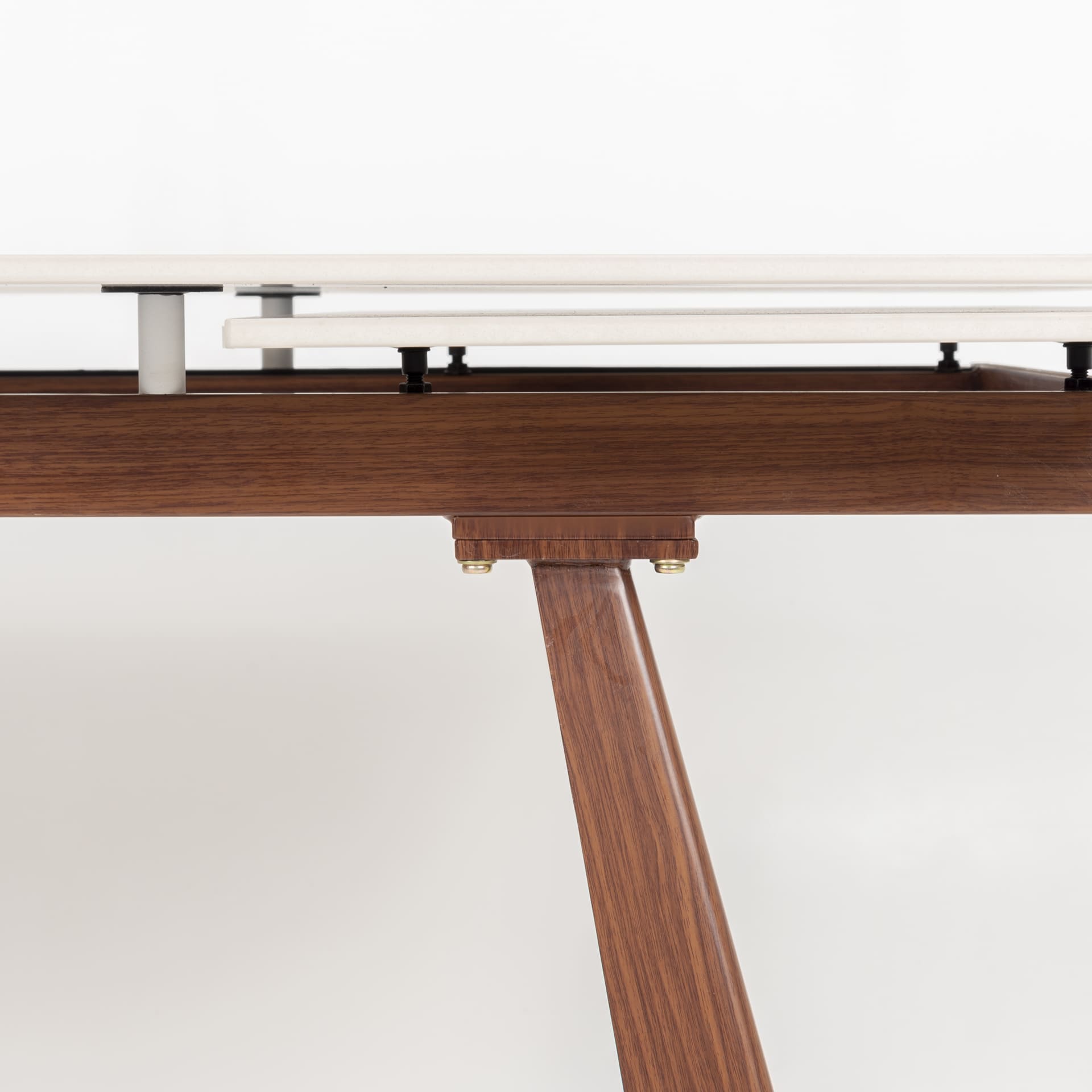 Mesa extensible con sobre porcel&aacute;nico y estructura de aluminio en color madera Arlon 160/240x90cm