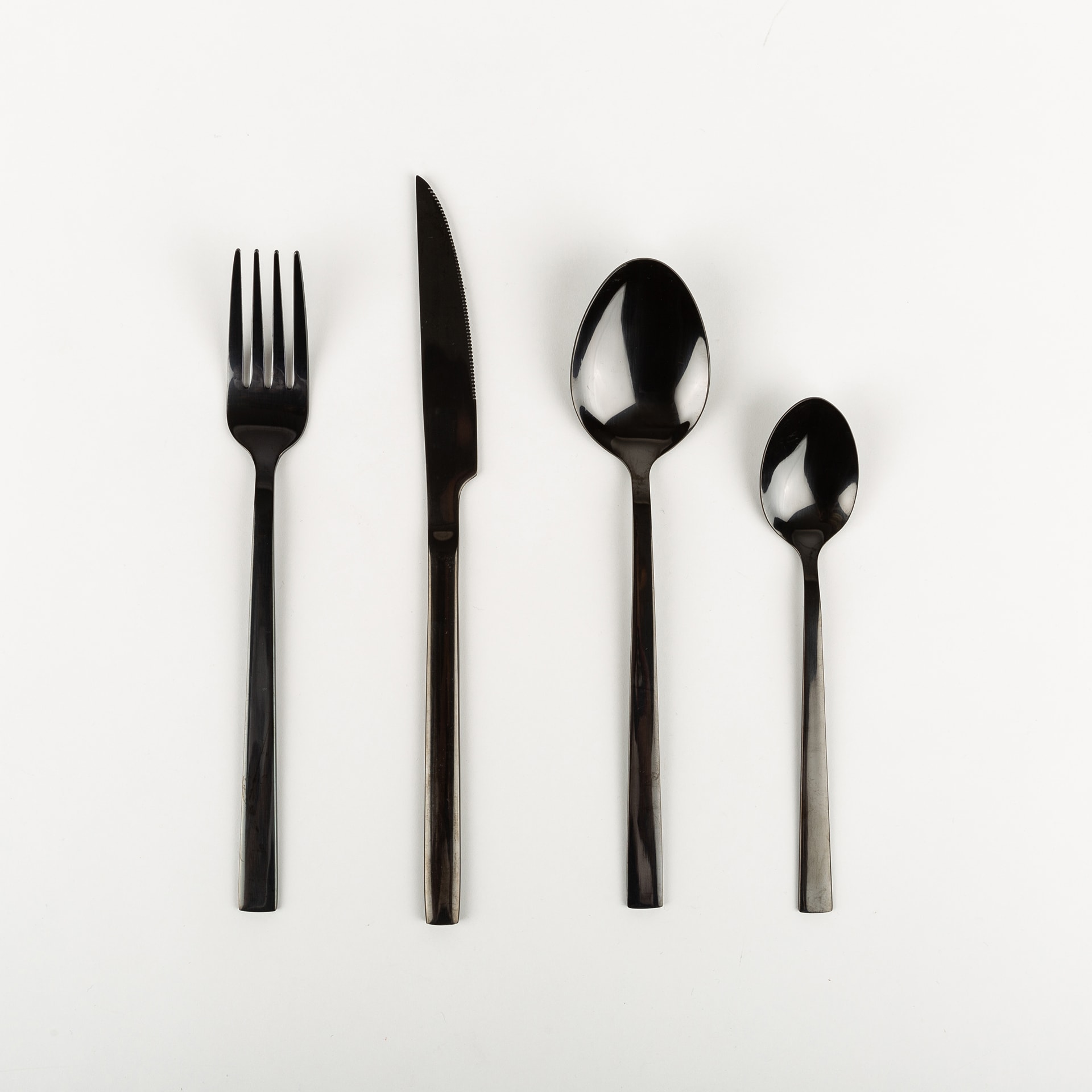 Cubertería de 24 piezas negra inoxidable Sofia - Bergner