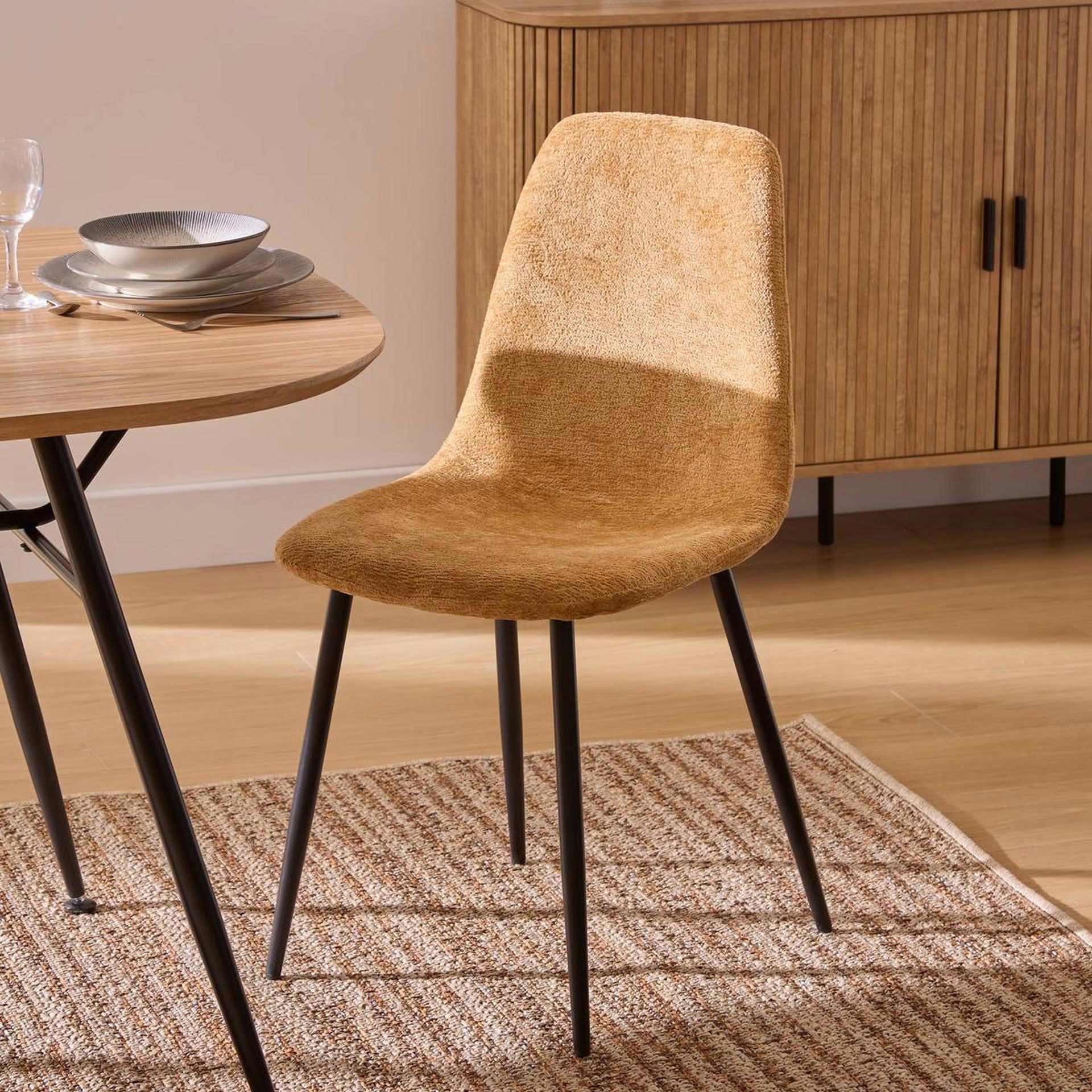 Silla de comedor ocre de chenilla Tavel 