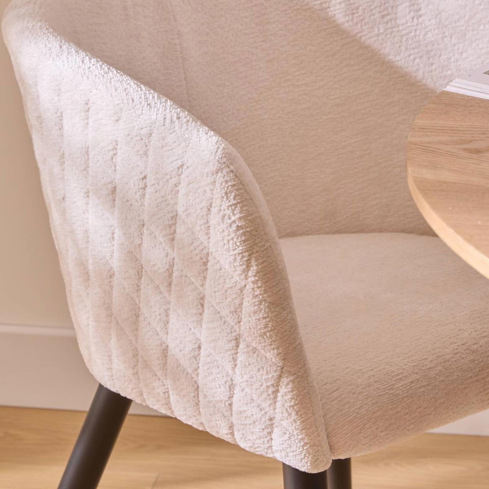 Sill&oacute;n de comedor marfil de chenilla con patas negras Zarel 