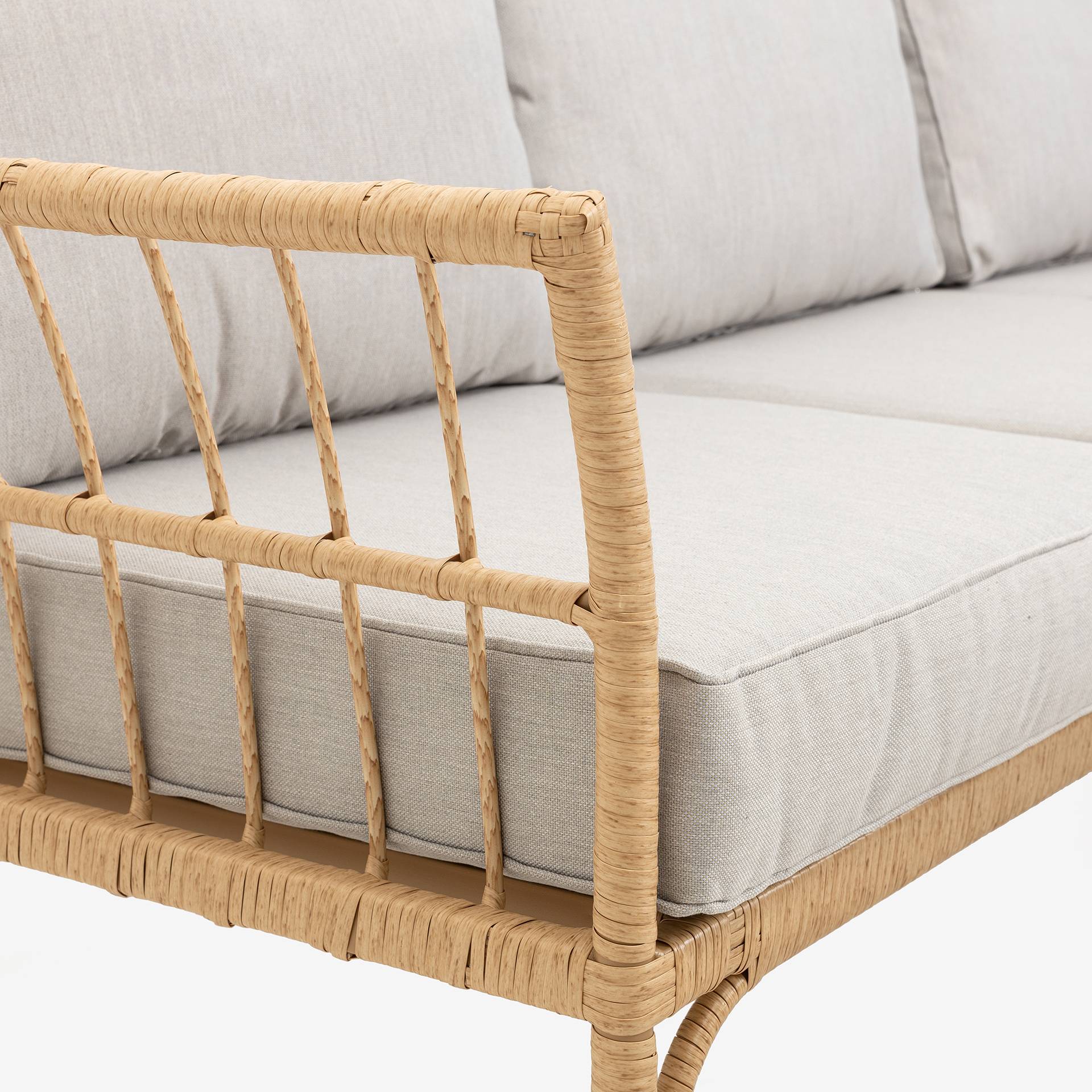 Sof&aacute; de jard&iacute;n chaise longue con puf de rat&aacute;n sint&eacute;tico Balos