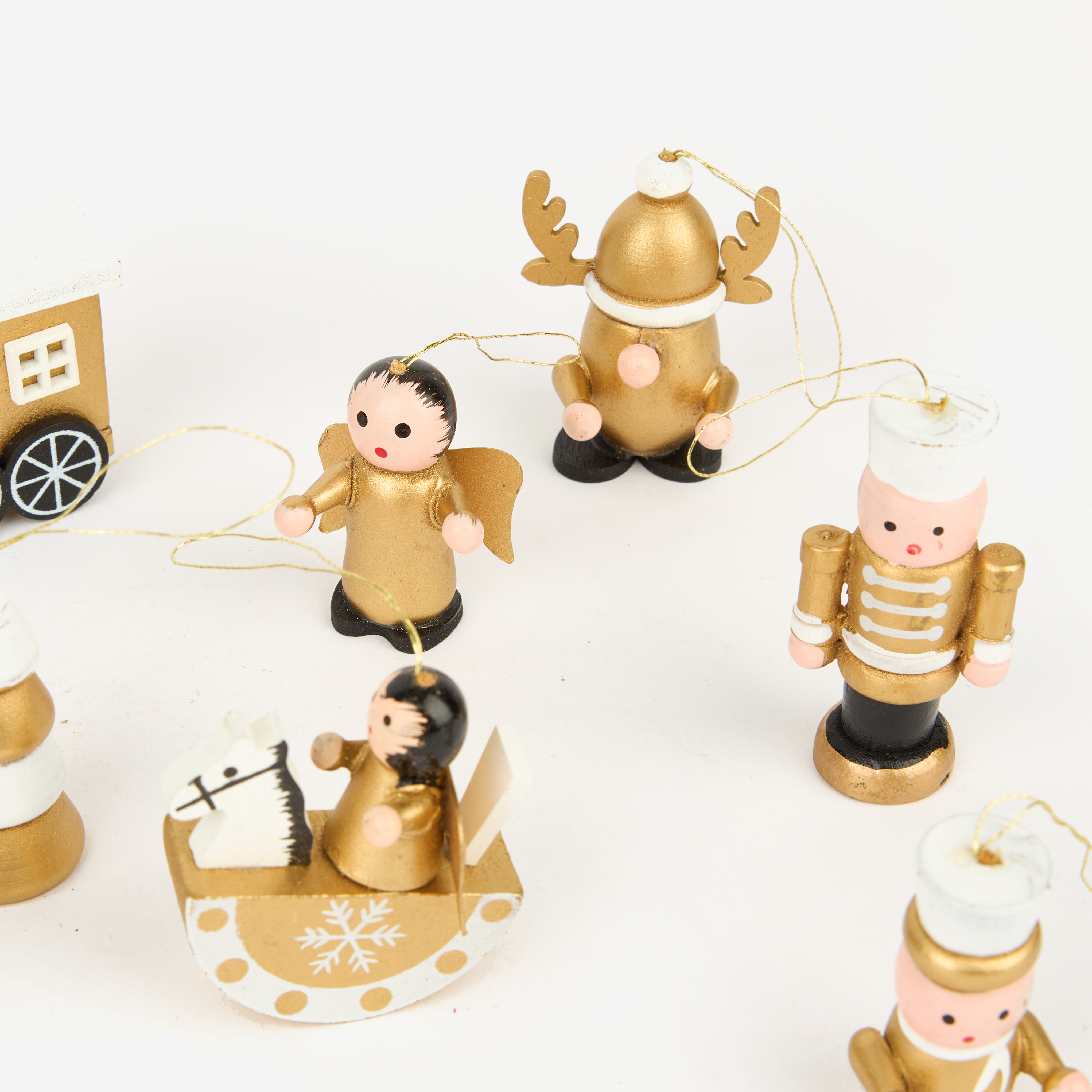 Set de 12 adornos colgantes de madera dorados