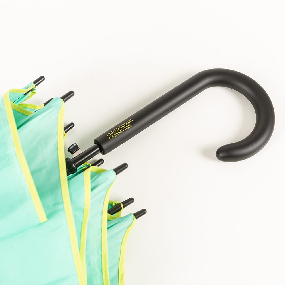 Paraguas autom&aacute;tico Benetton de distintos colores