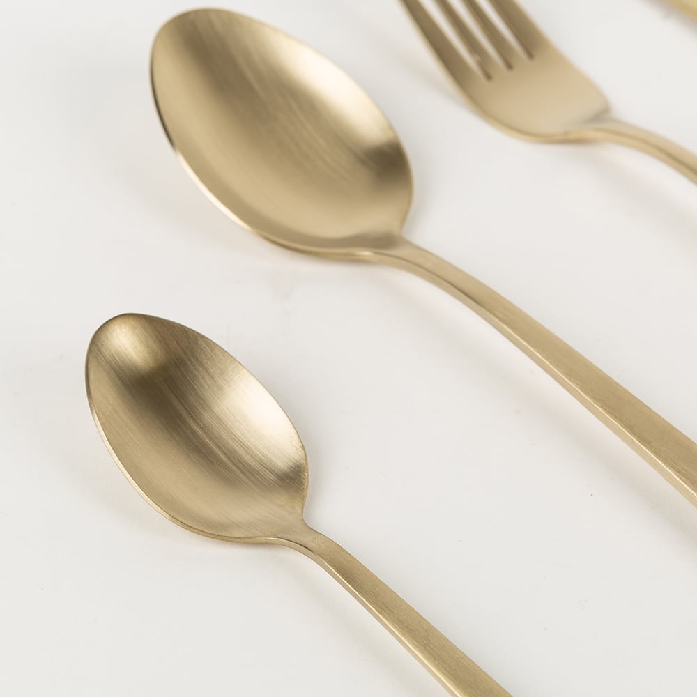 Cuberterí­a de 24 piezas dorada de acero inoxidable