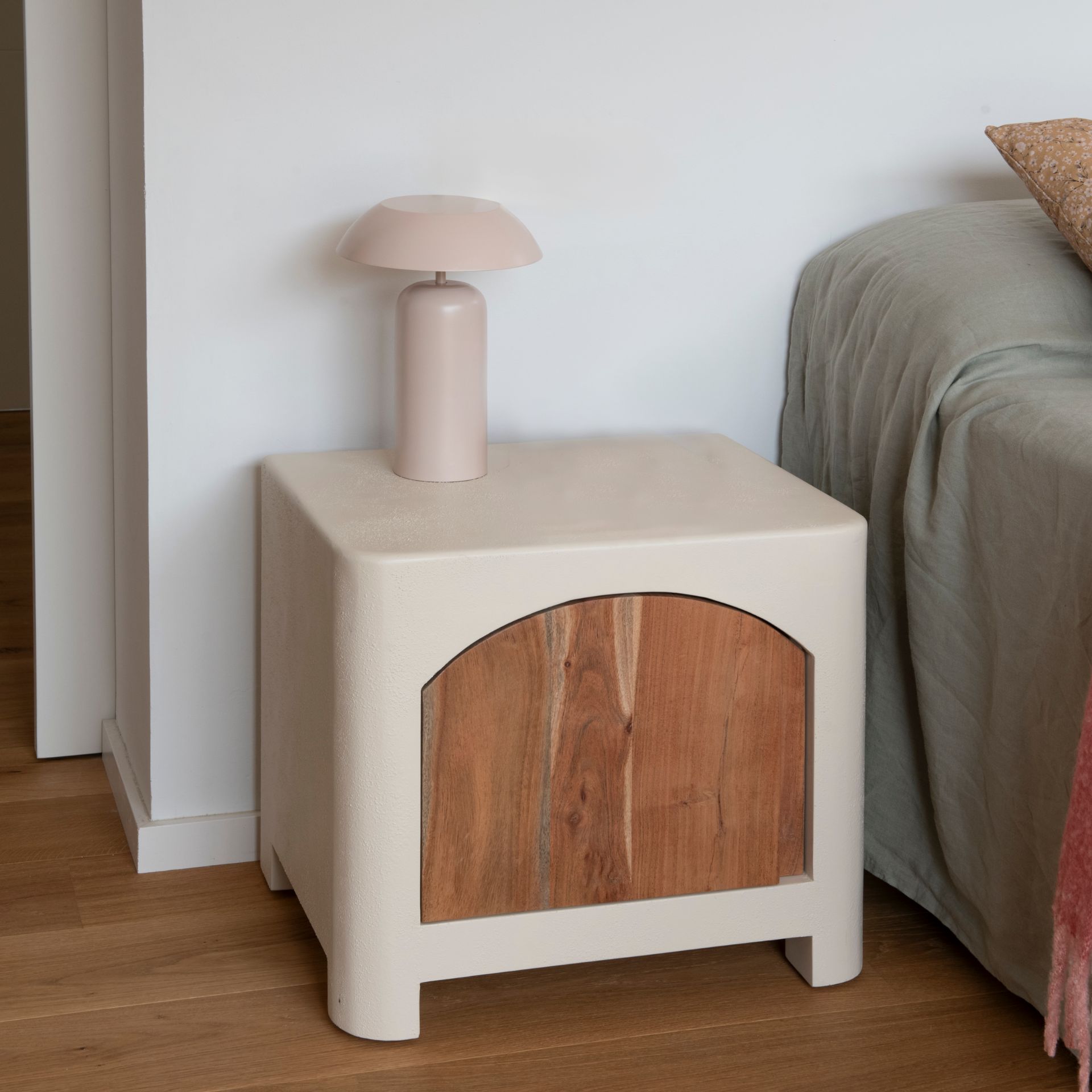 Mesita de noche de madera de acacia y microcemento Kurli 50x40x45cm Clau&Chloe