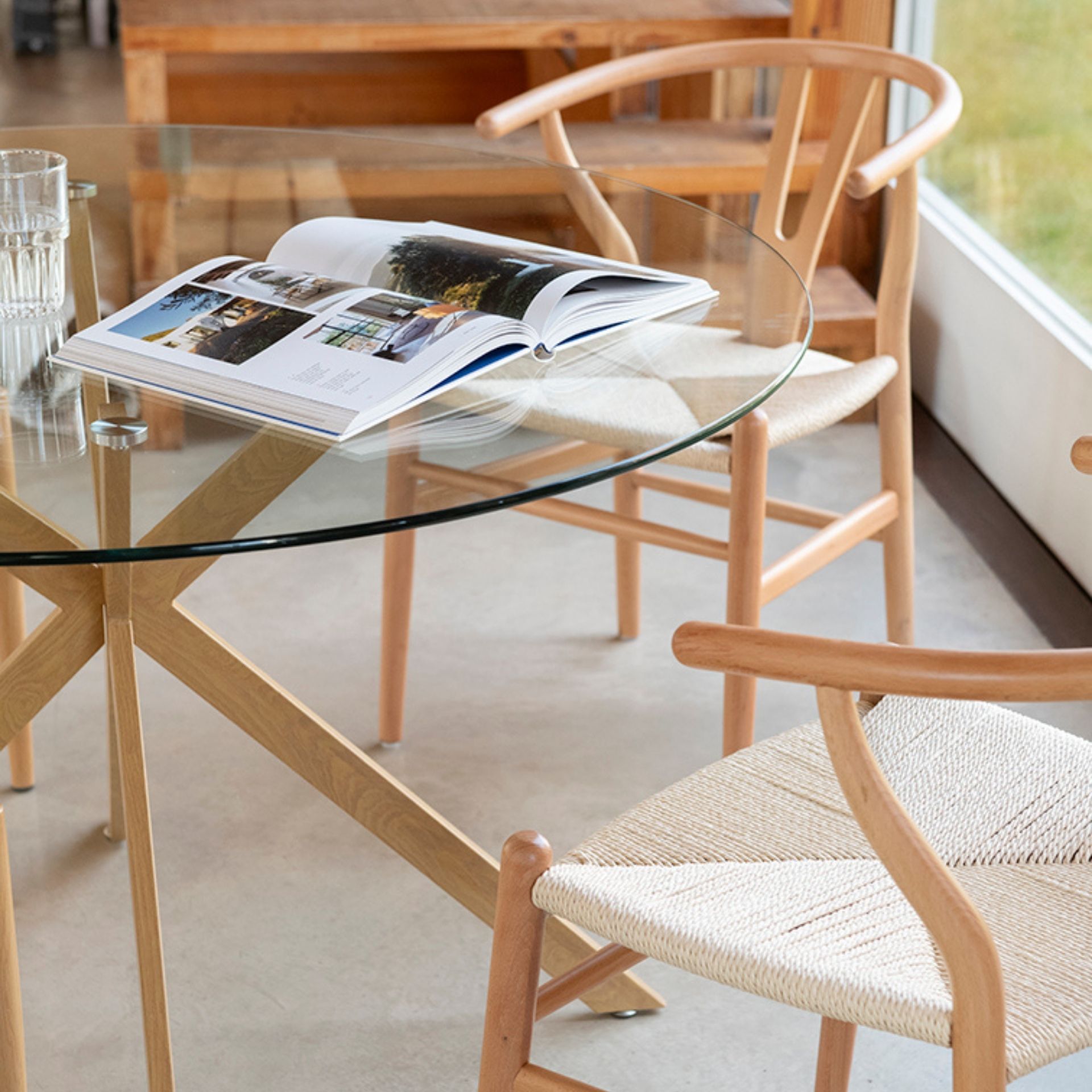 Mesa de comedor de cristal con patas de madera natural Fita &Oslash;120x75cm
