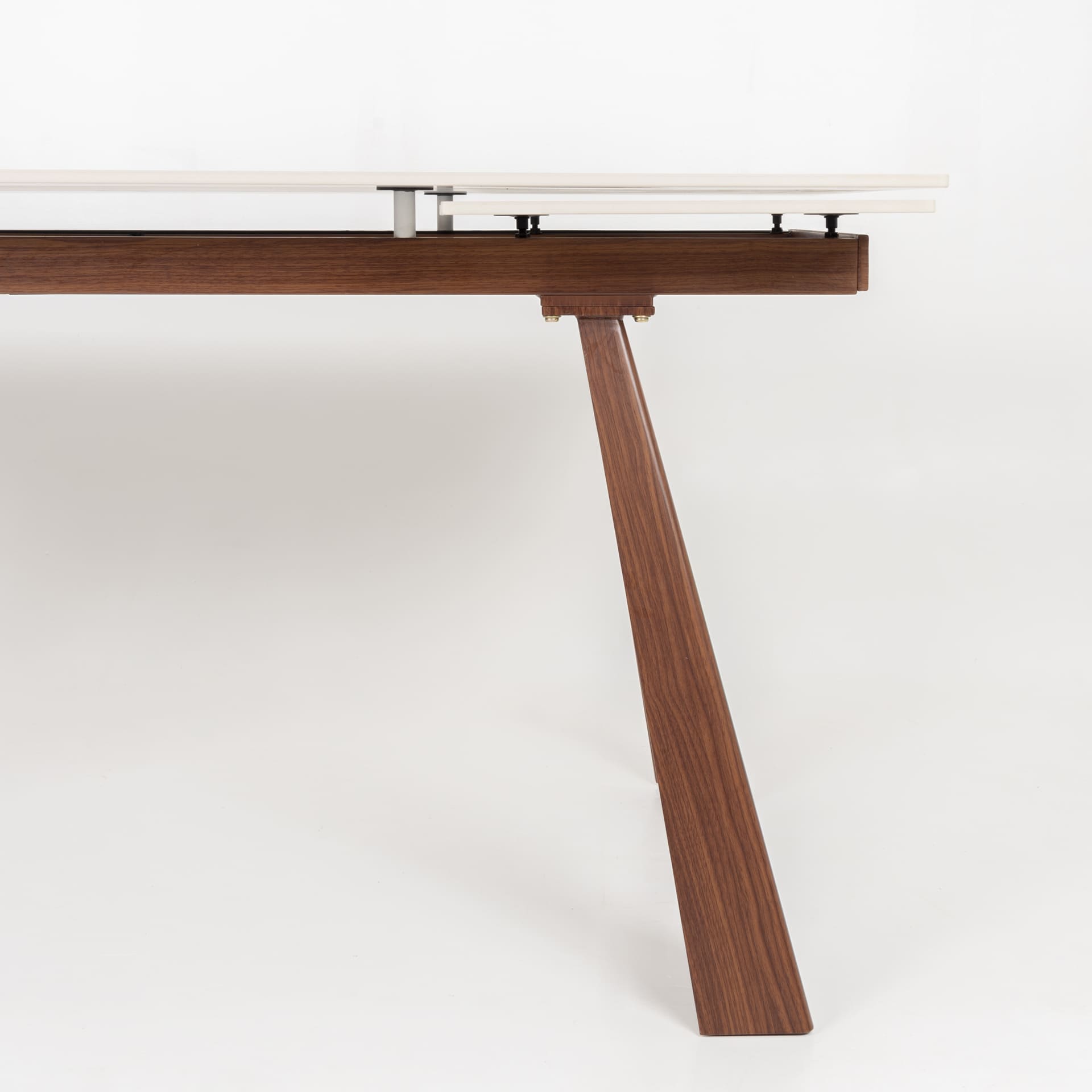 Mesa extensible con sobre porcel&aacute;nico y estructura de aluminio en color madera Arlon 160/240x90cm